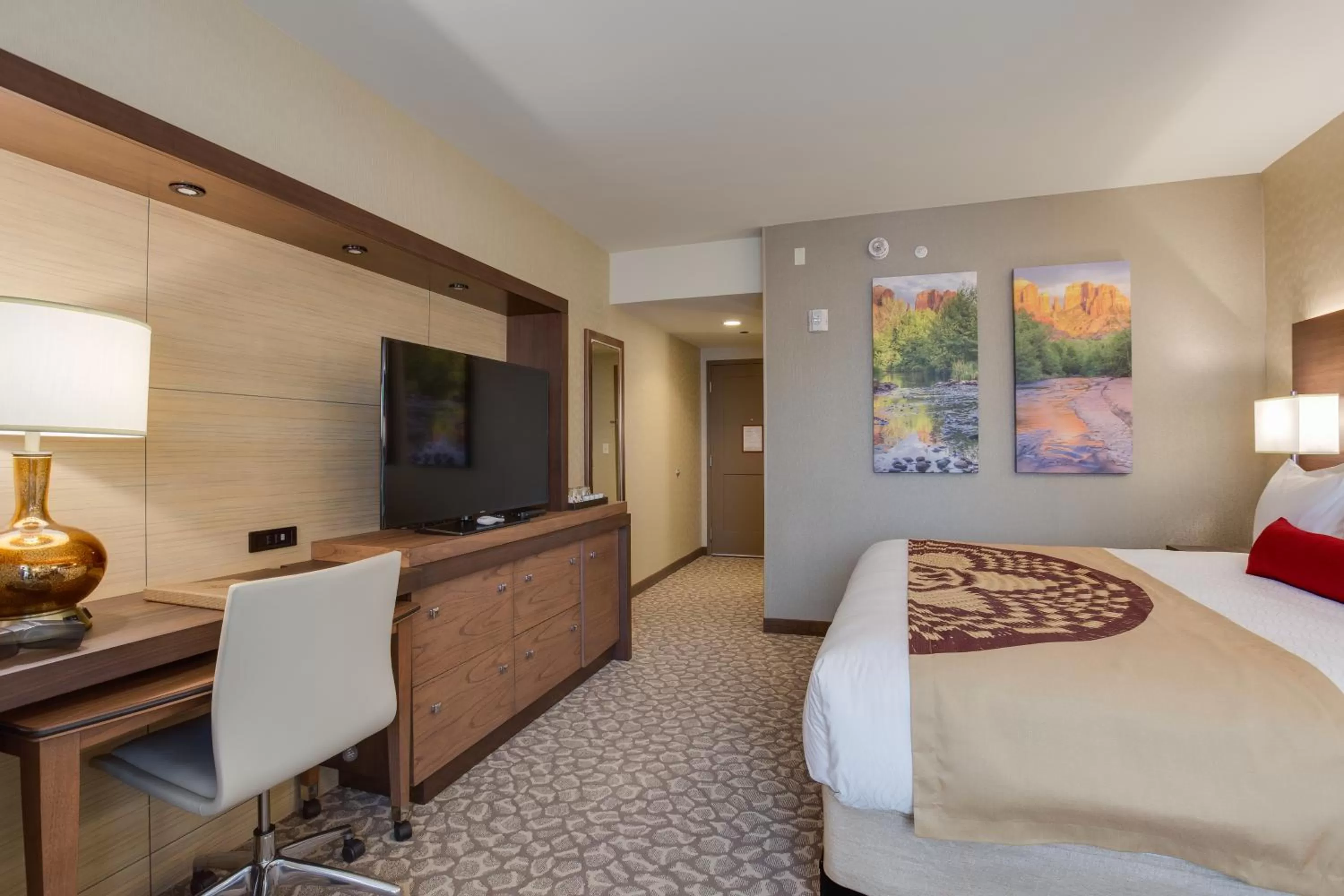 TV and multimedia, Bed in Cliff Castle Casino Hotel