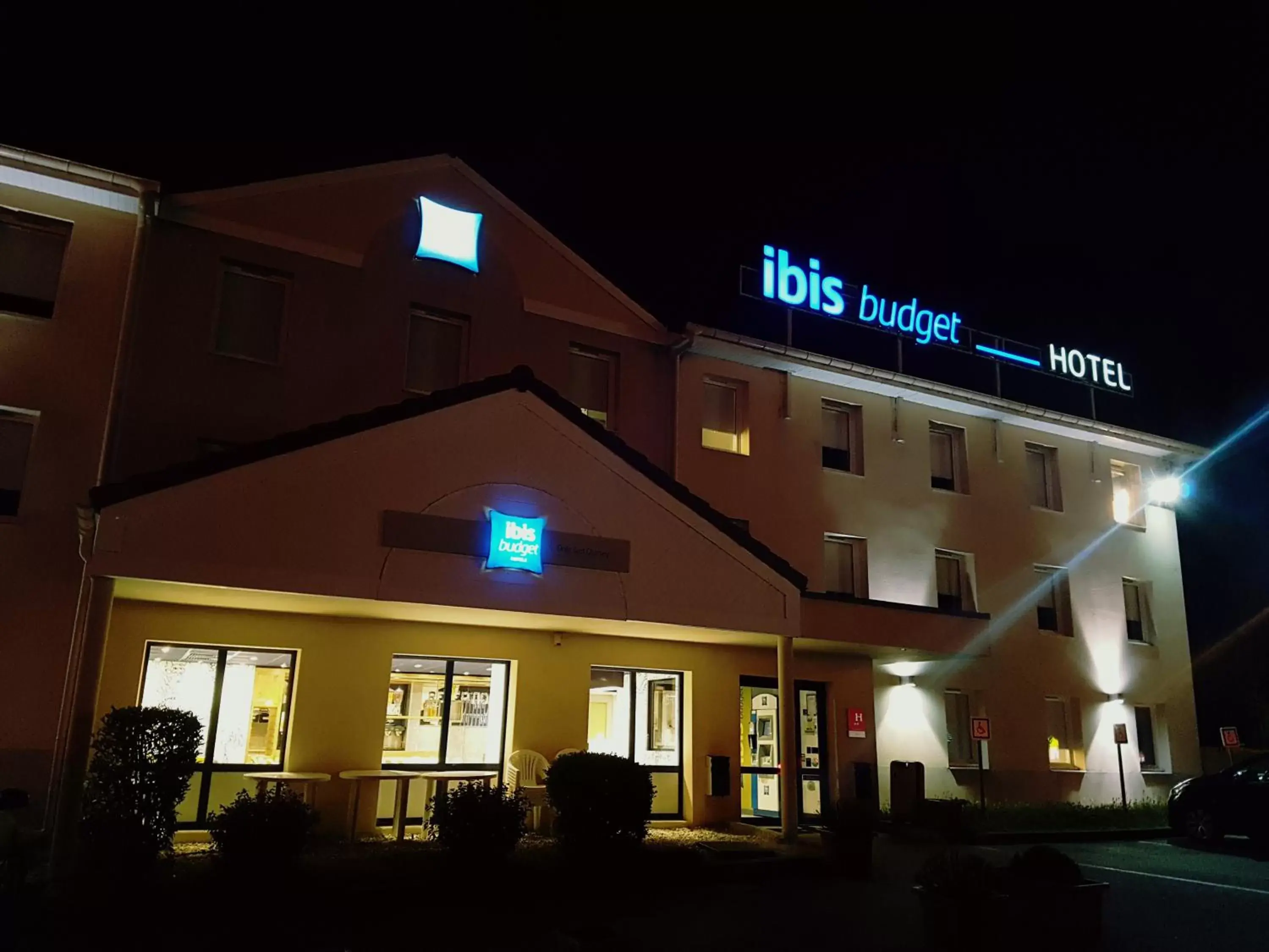 Facade/entrance, Property Building in Ibis Budget Dole-Choisey