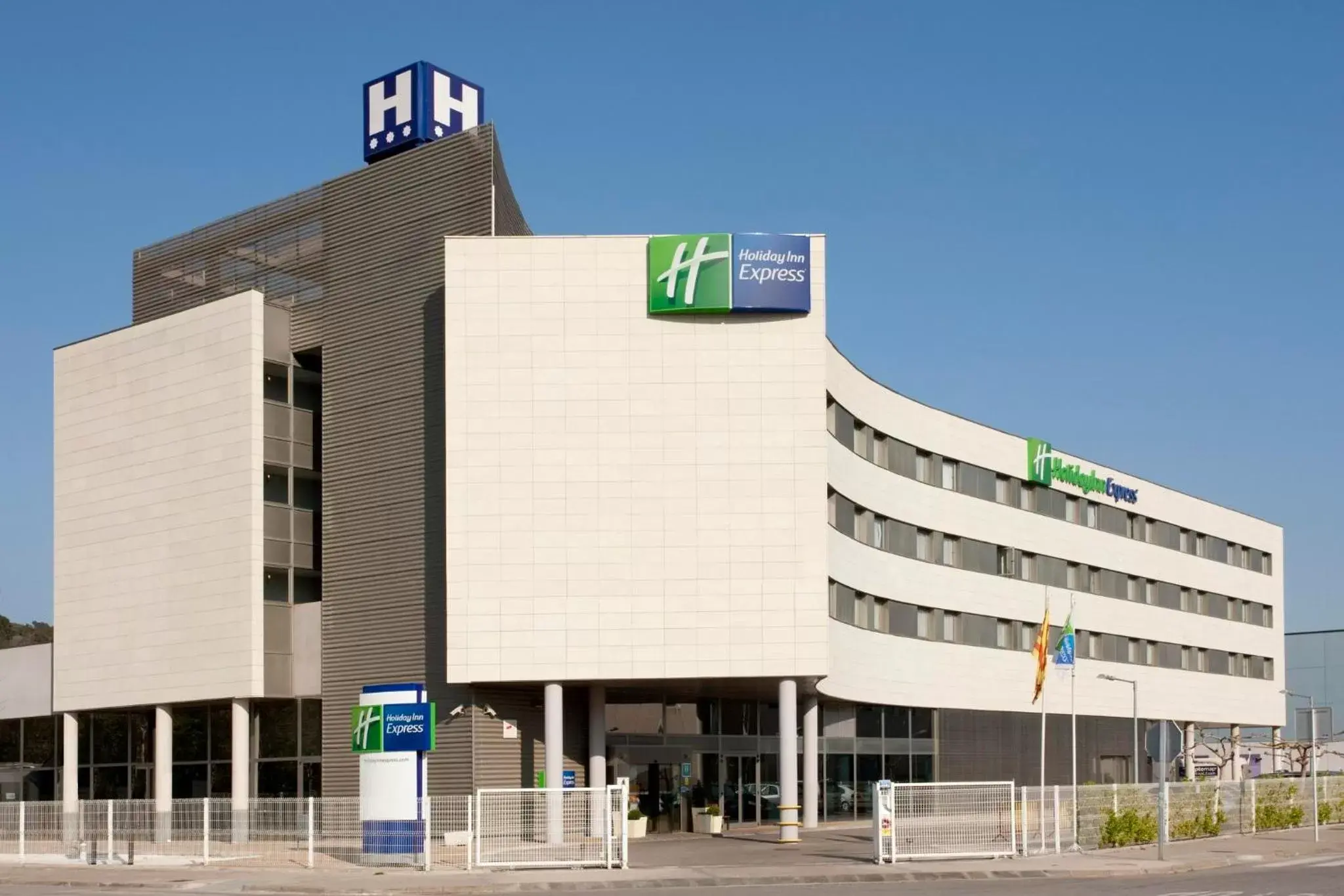 Property Building in Holiday Inn Express Molins de Rei