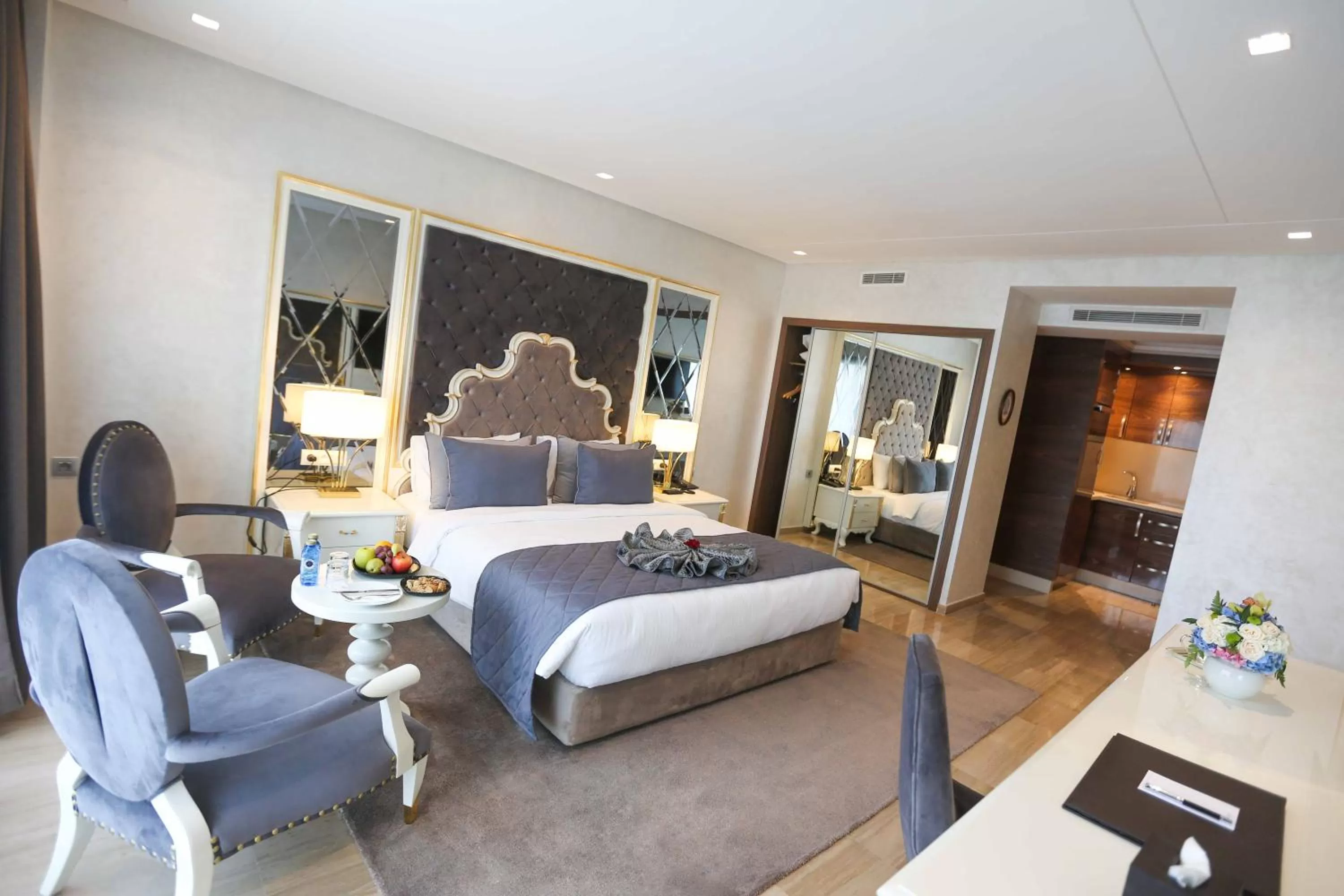 Photo of the whole room, Bed in Suite Hotel Casa Diamond