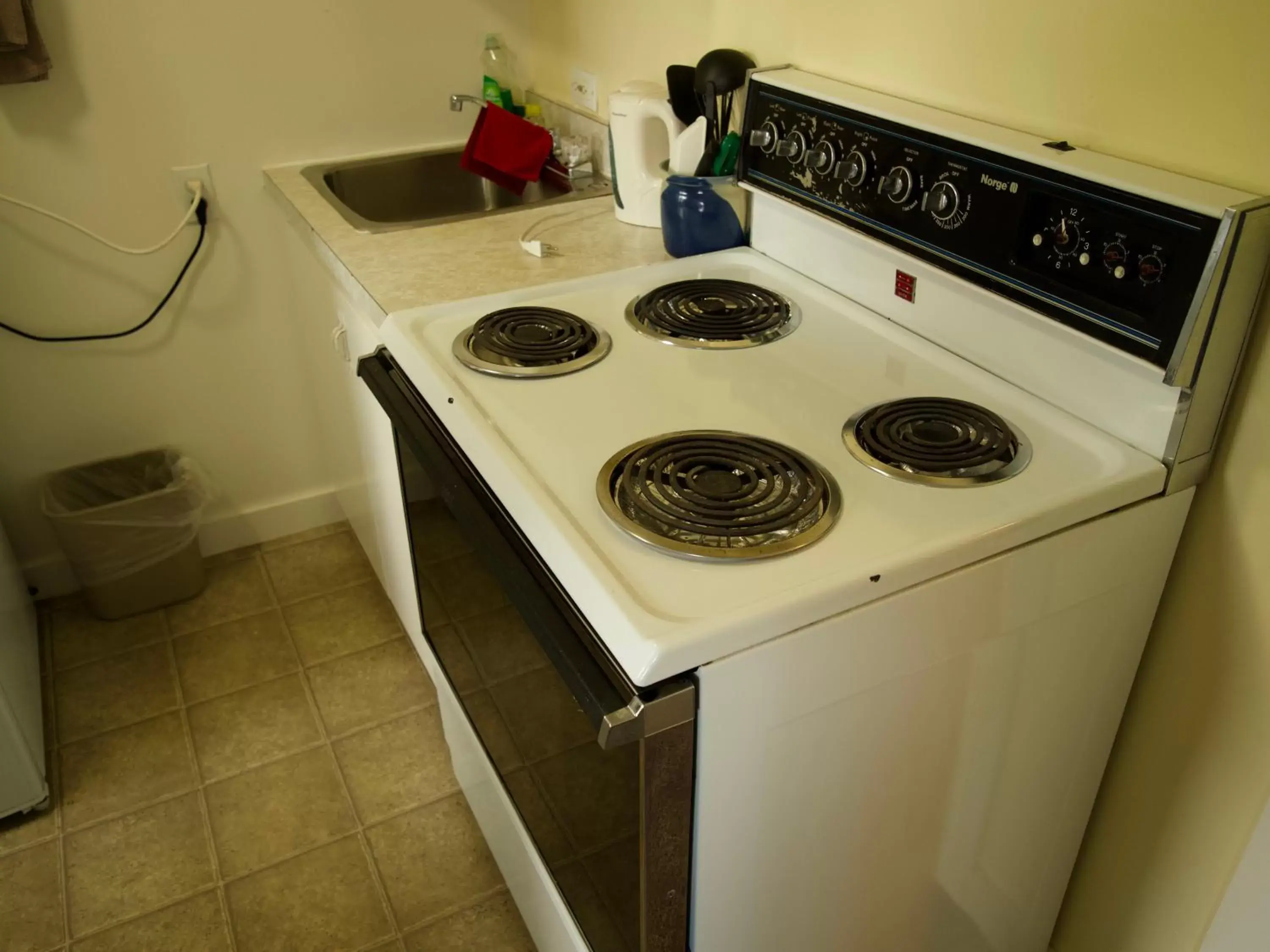 Kitchen/Kitchenette in Creston Valley Motel