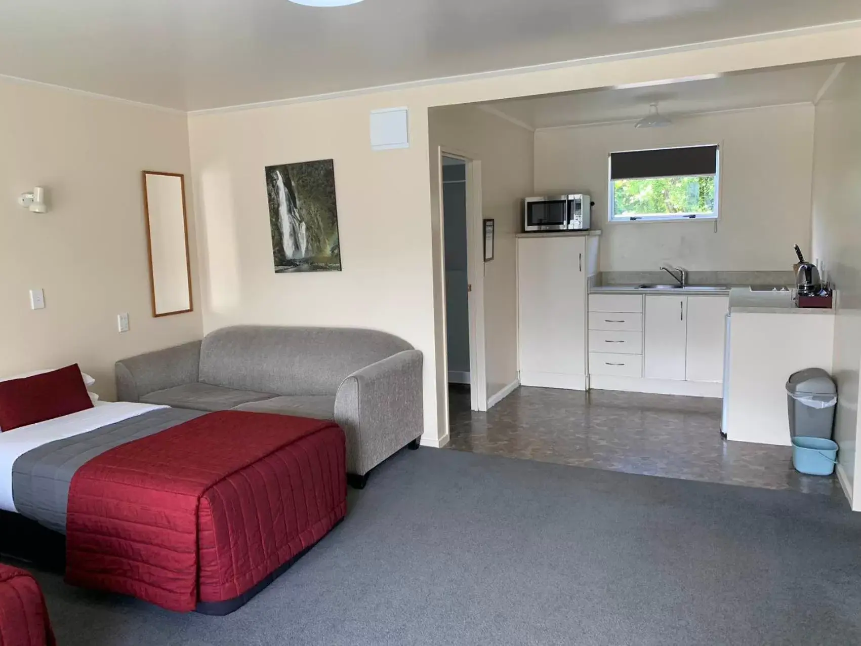 Kitchen/Kitchenette in Amber Court Motel