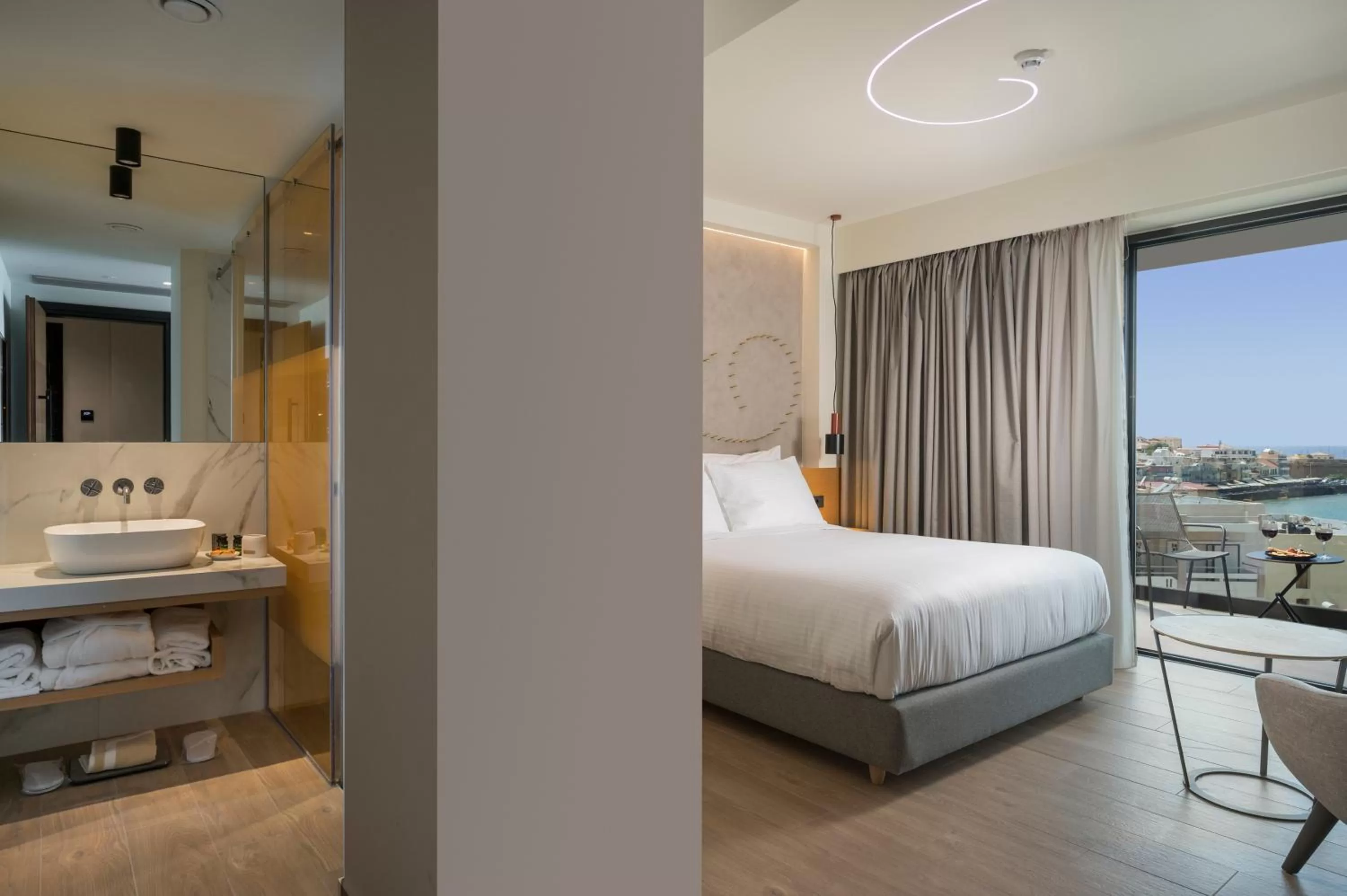 Photo of the whole room, Bed in Hyperion City Hotel & Spa