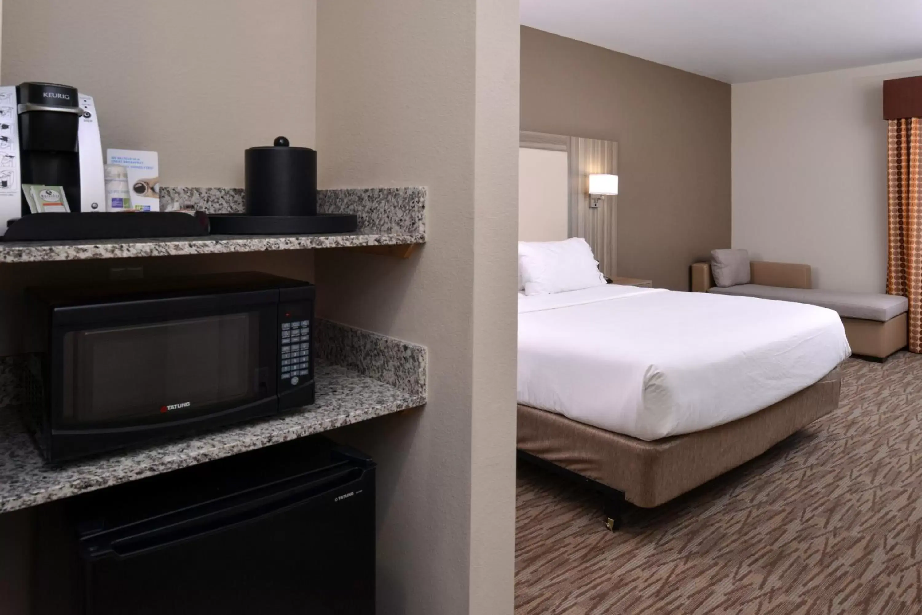 Photo of the whole room, Bed in Holiday Inn Express & Suites Williams, an IHG Hotel