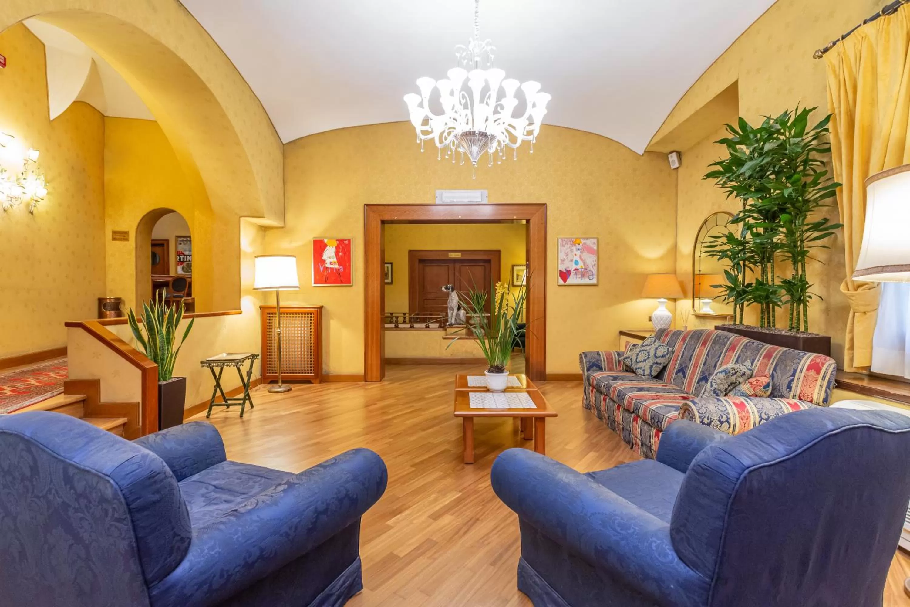 Communal lounge/ TV room in Hotel Medici