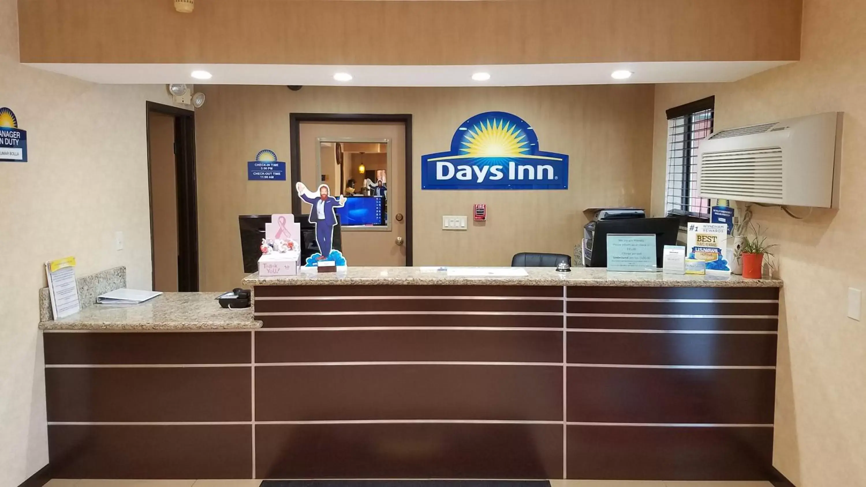 Staff, Lobby/Reception in Days Inn by Wyndham Woodland
