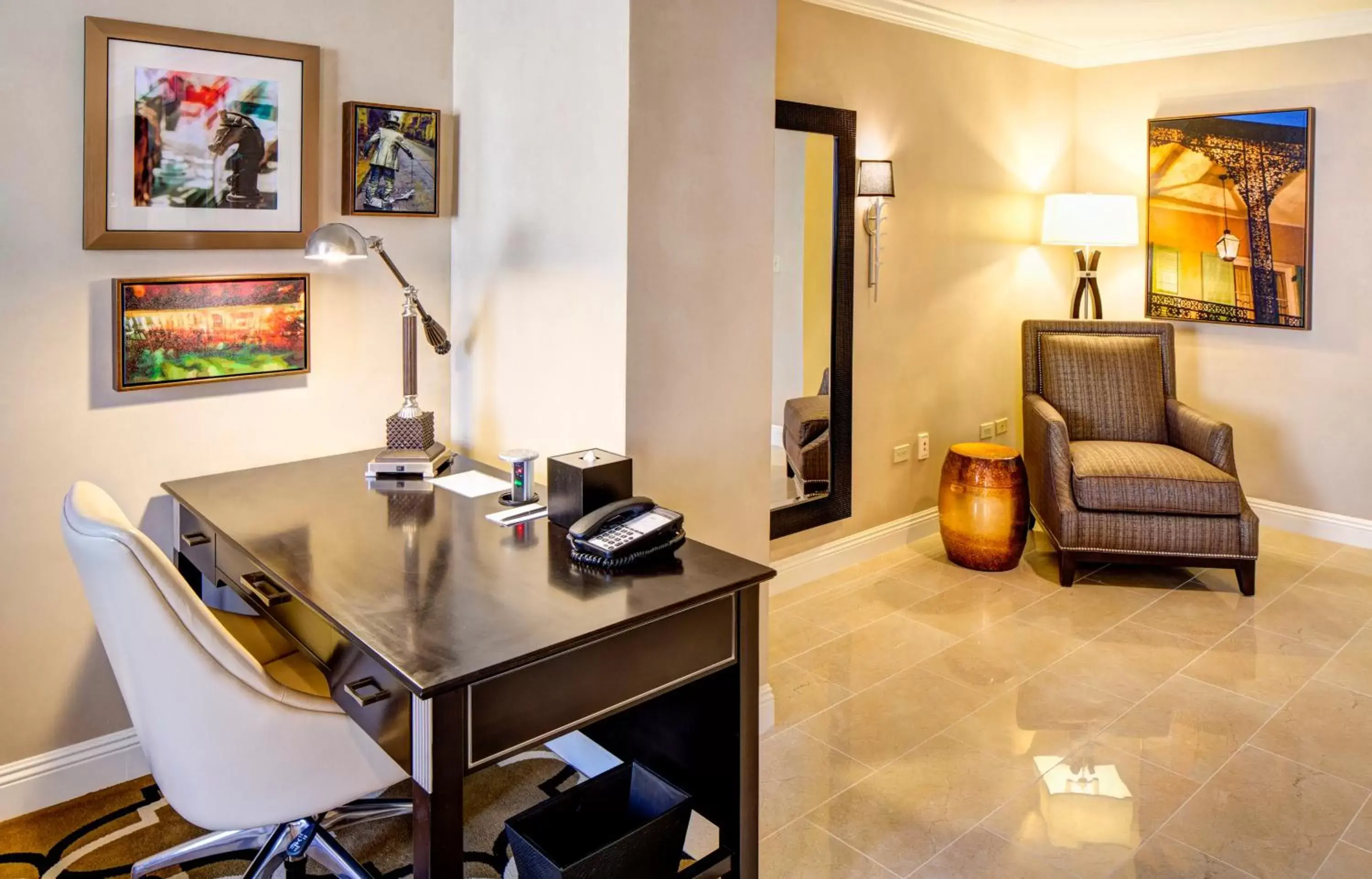 Photo of the whole room, Seating Area in InterContinental New Orleans, an IHG Hotel