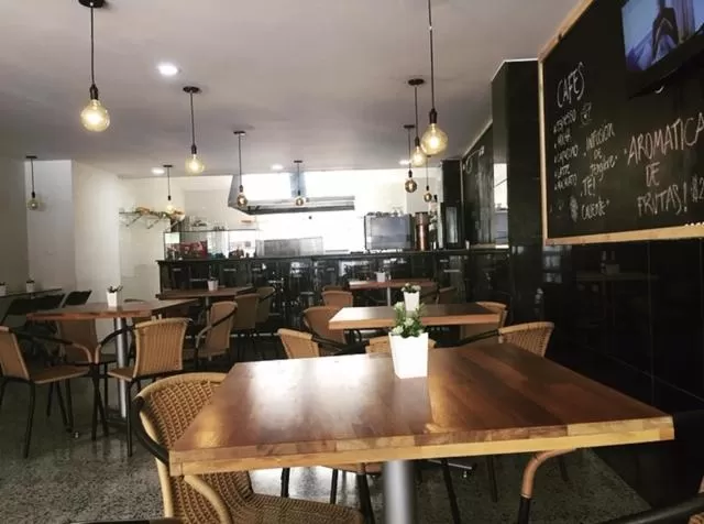 Restaurant/places to eat in Hotel Garden City Boutique