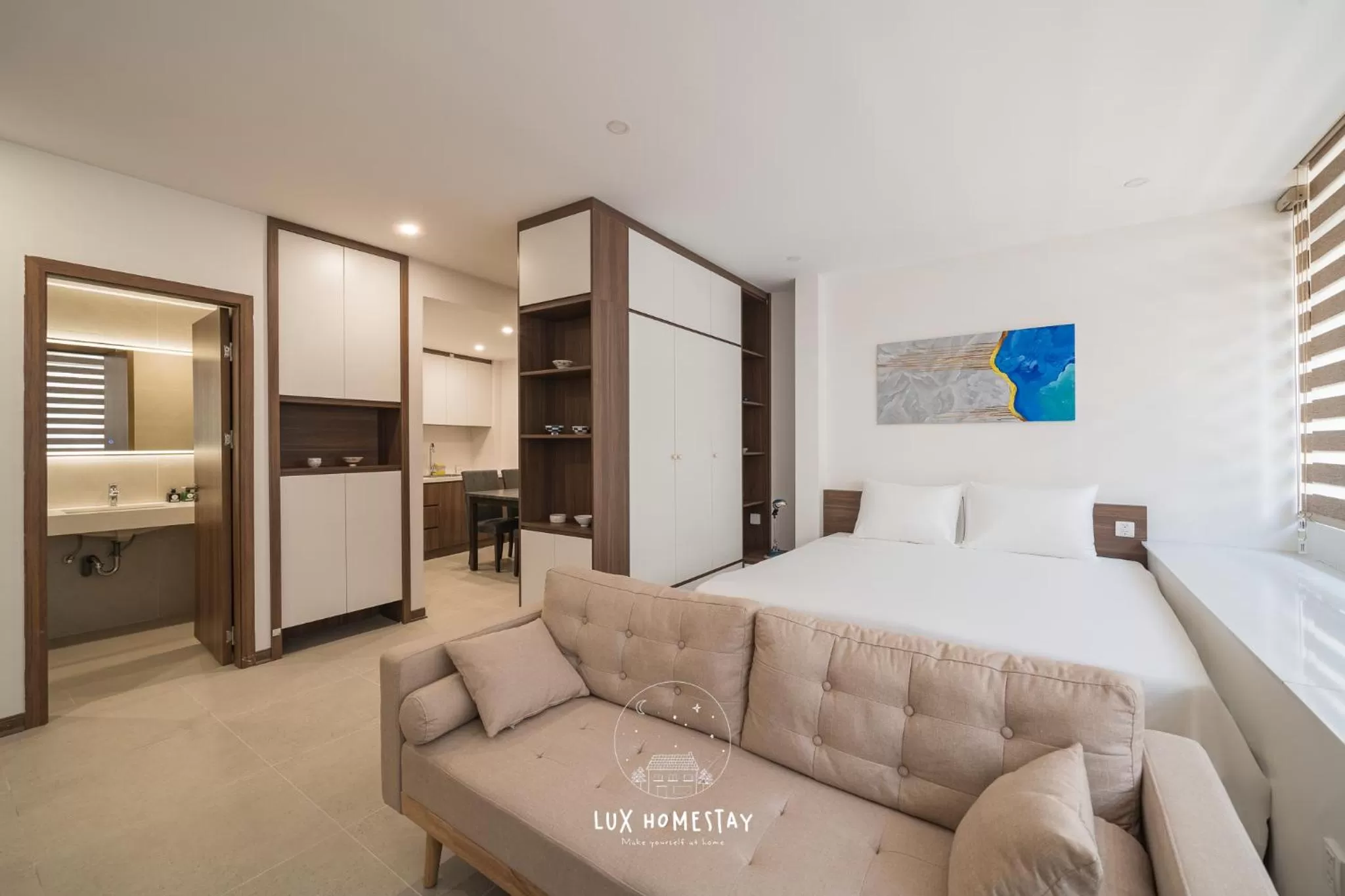 Photo of the whole room, Bed in Lux Westlake Studio