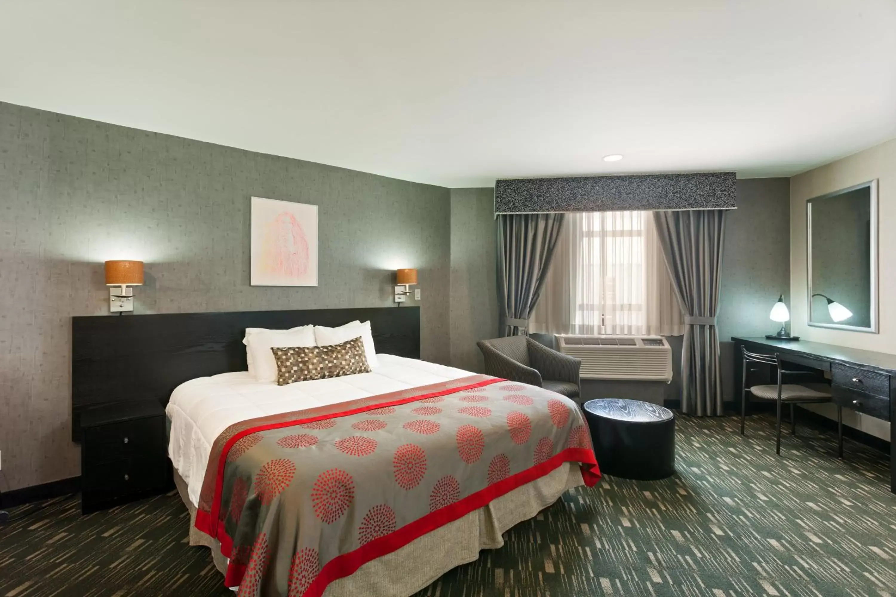 Photo of the whole room, Bed in Ramada Plaza by Wyndham West Hollywood Hotel & Suites