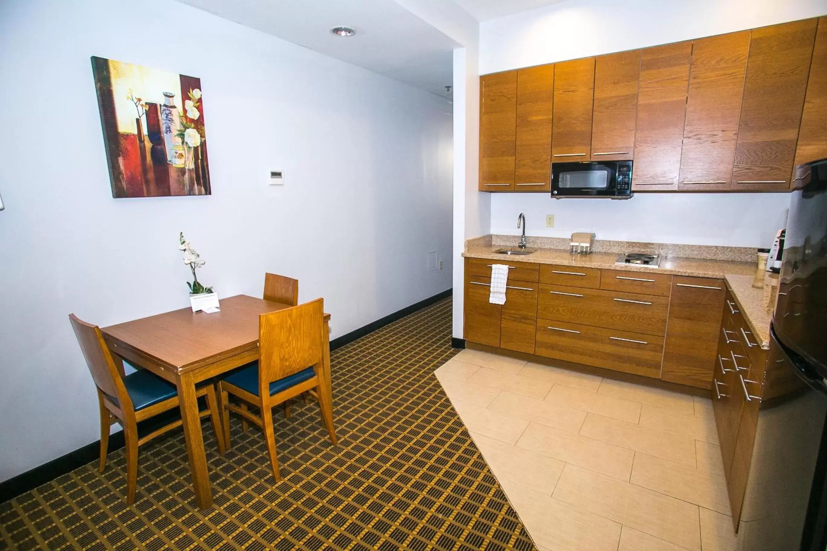 Kitchen/Kitchenette in Pointe Plaza Hotel