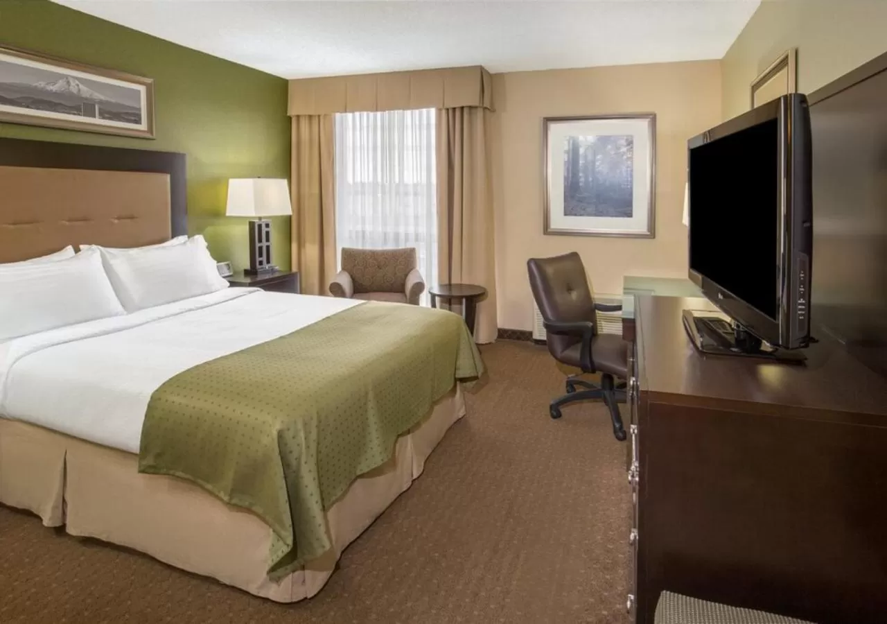 Bedroom, Bed in Holiday Inn Portland-Airport I-205 by IHG