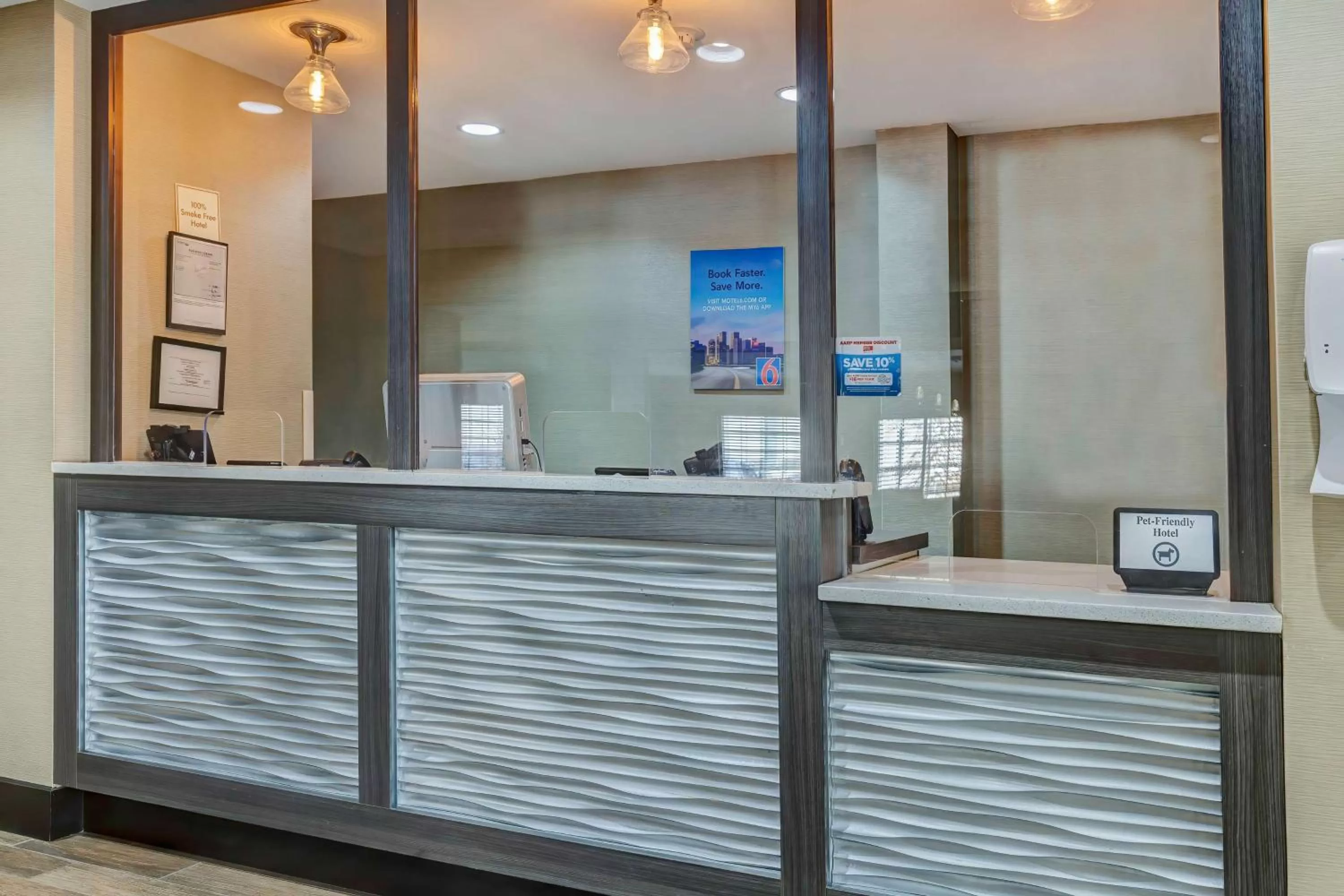 Lobby or reception in Studio 6 Lenexa - Overland Park