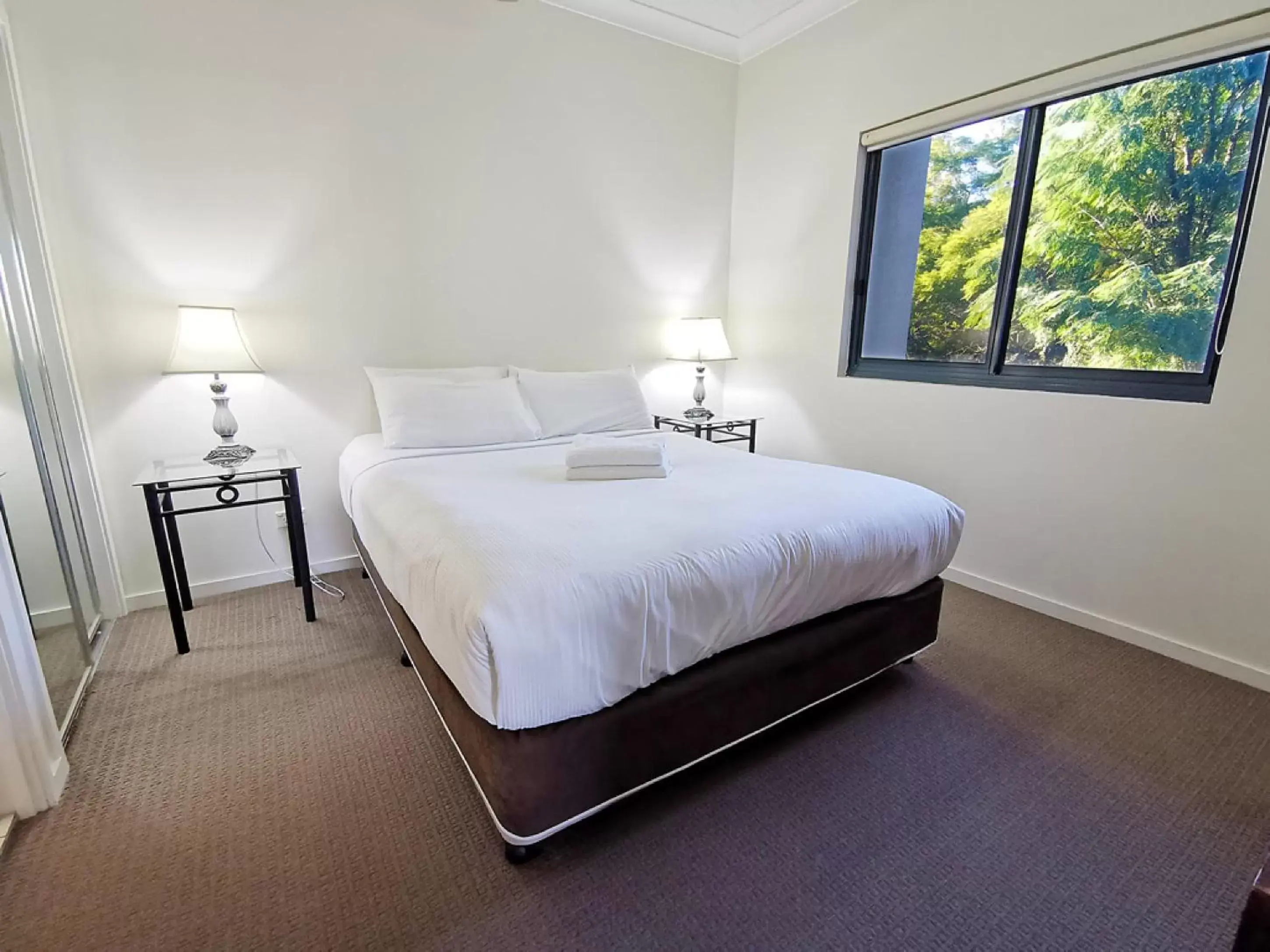 Bedroom, Bed in Inn on the Park Apartments