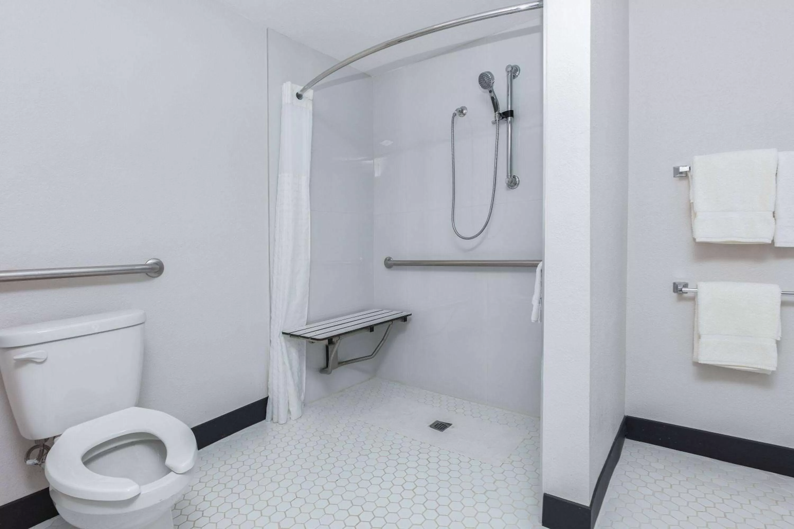 Shower in La Quinta Inn by Wyndham Dallas Uptown