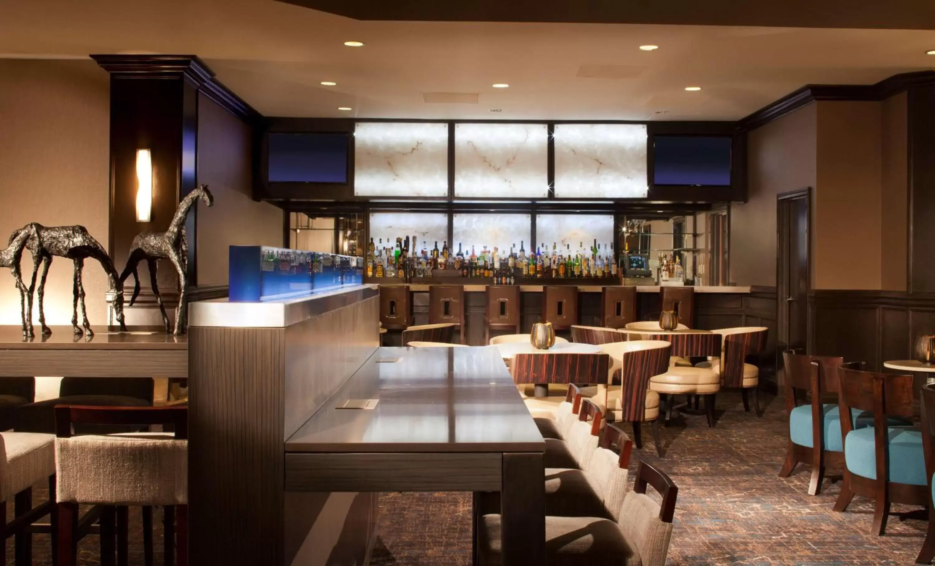 Lounge or bar, Restaurant/Places to Eat in Embassy Suites by Hilton Houston Near the Galleria