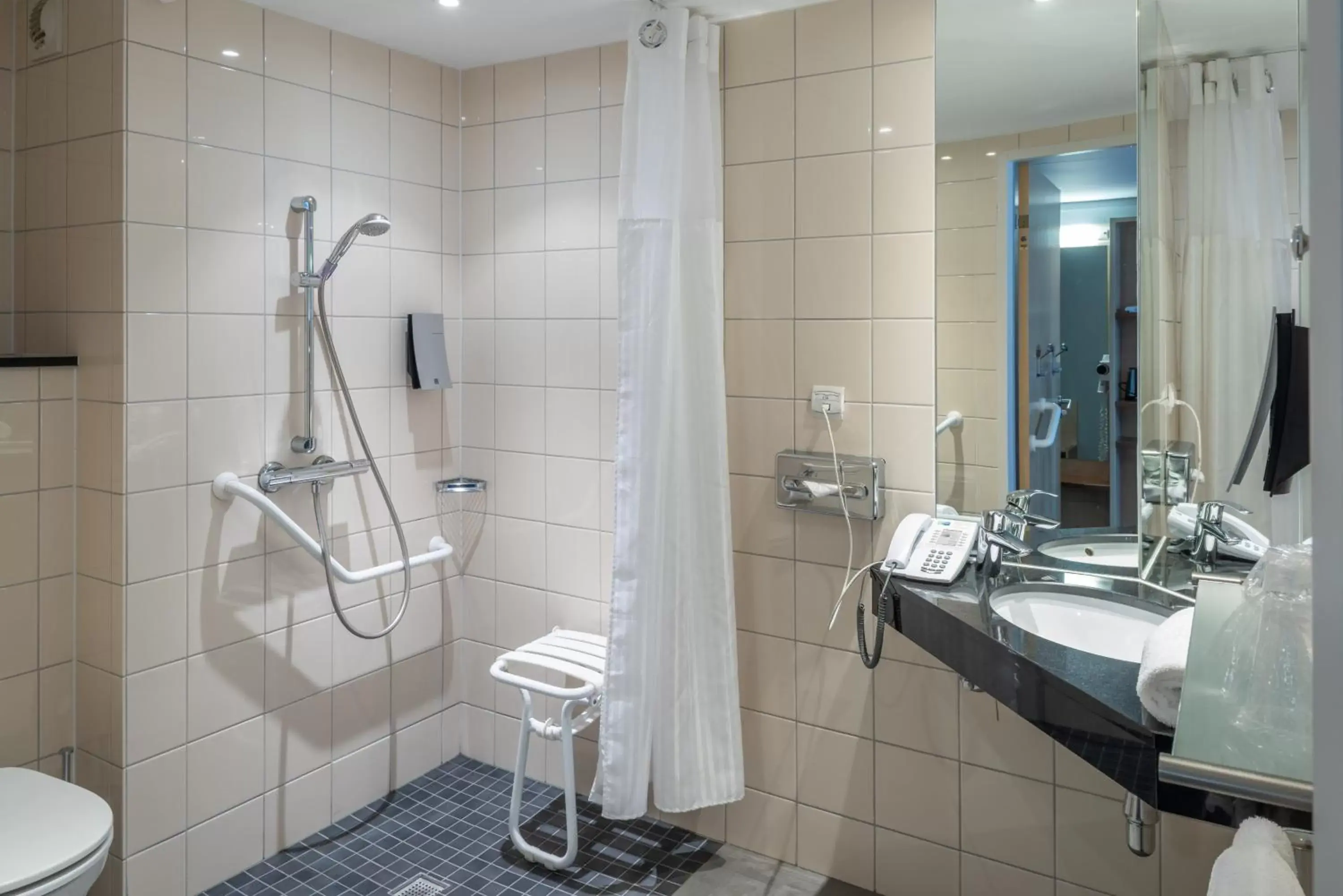 Bathroom in Holiday Inn Express Saint-Nazaire, an IHG Hotel