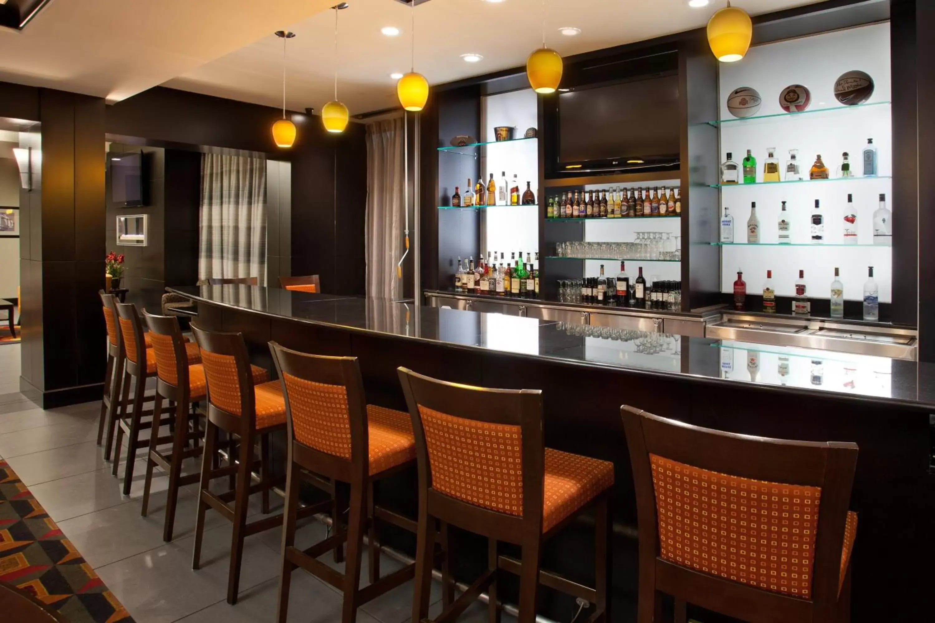 Lounge or bar, Lounge/Bar in Holiday Inn Columbus-Hilliard, an IHG Hotel