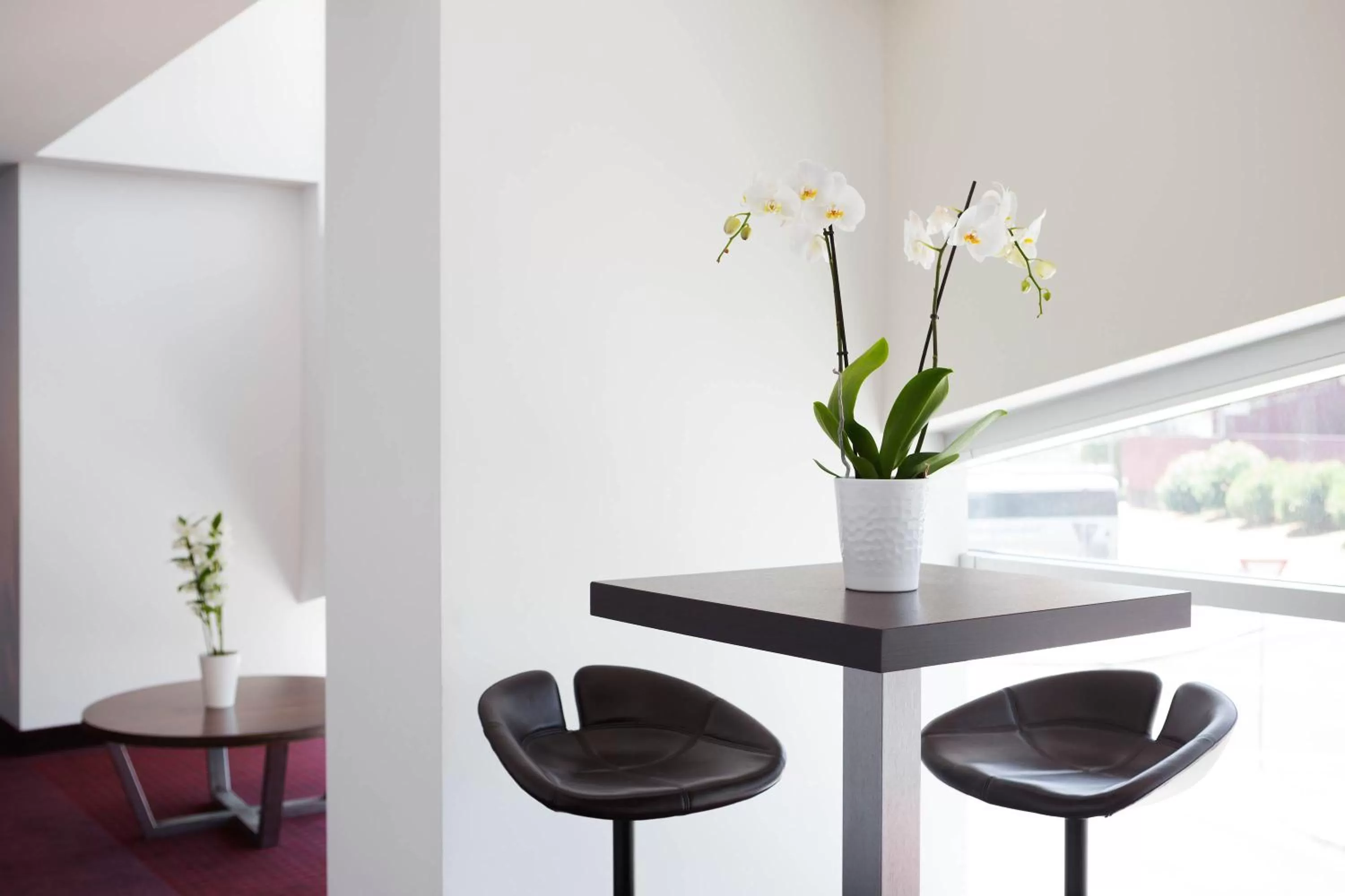 Communal lounge/ TV room in iH Hotels Roma Z3