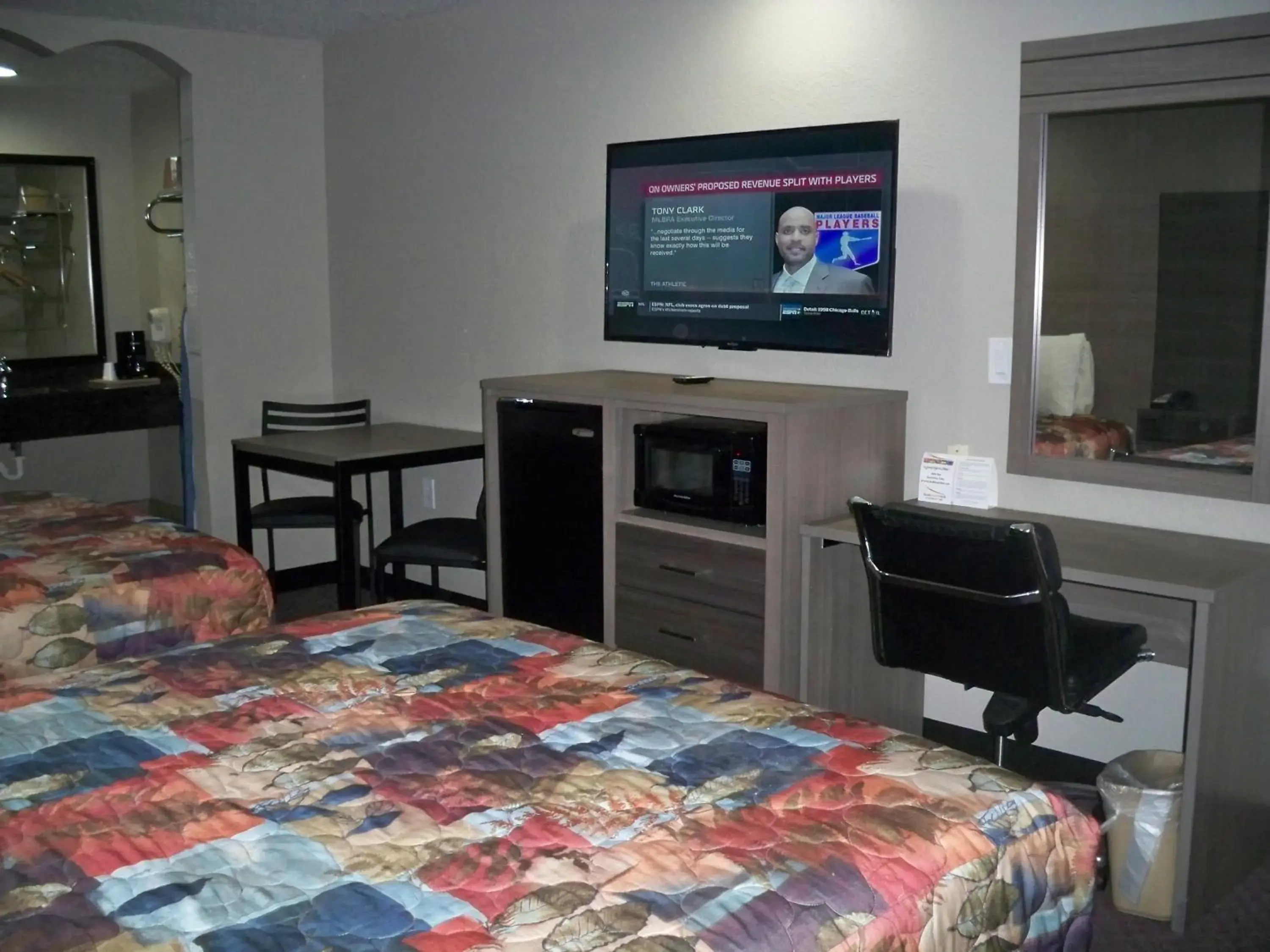 Bed, TV/Entertainment Center in Scottish Inn and Suites Beaumont
