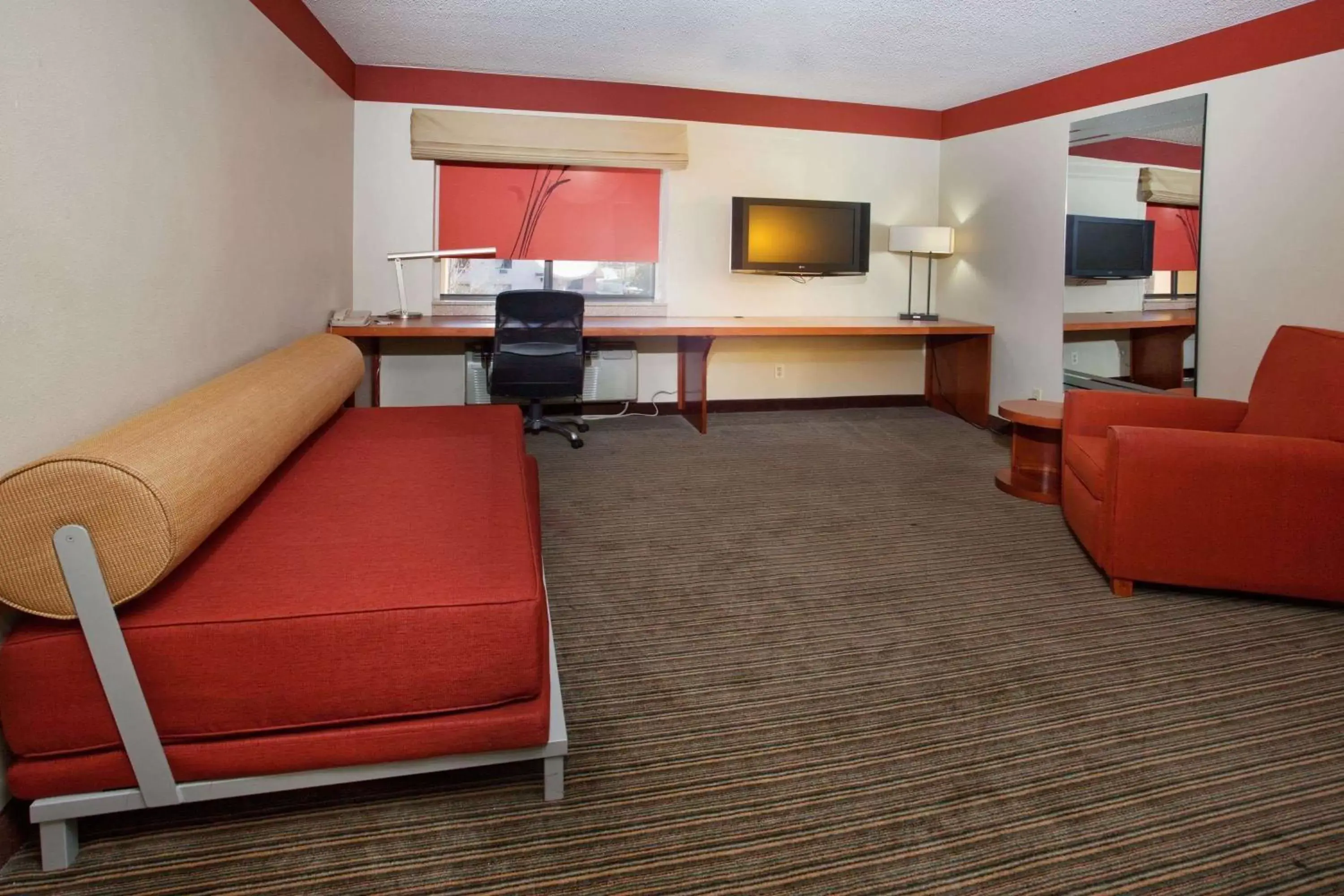 Photo of the whole room, Seating Area in La Quinta by Wyndham Columbus State University