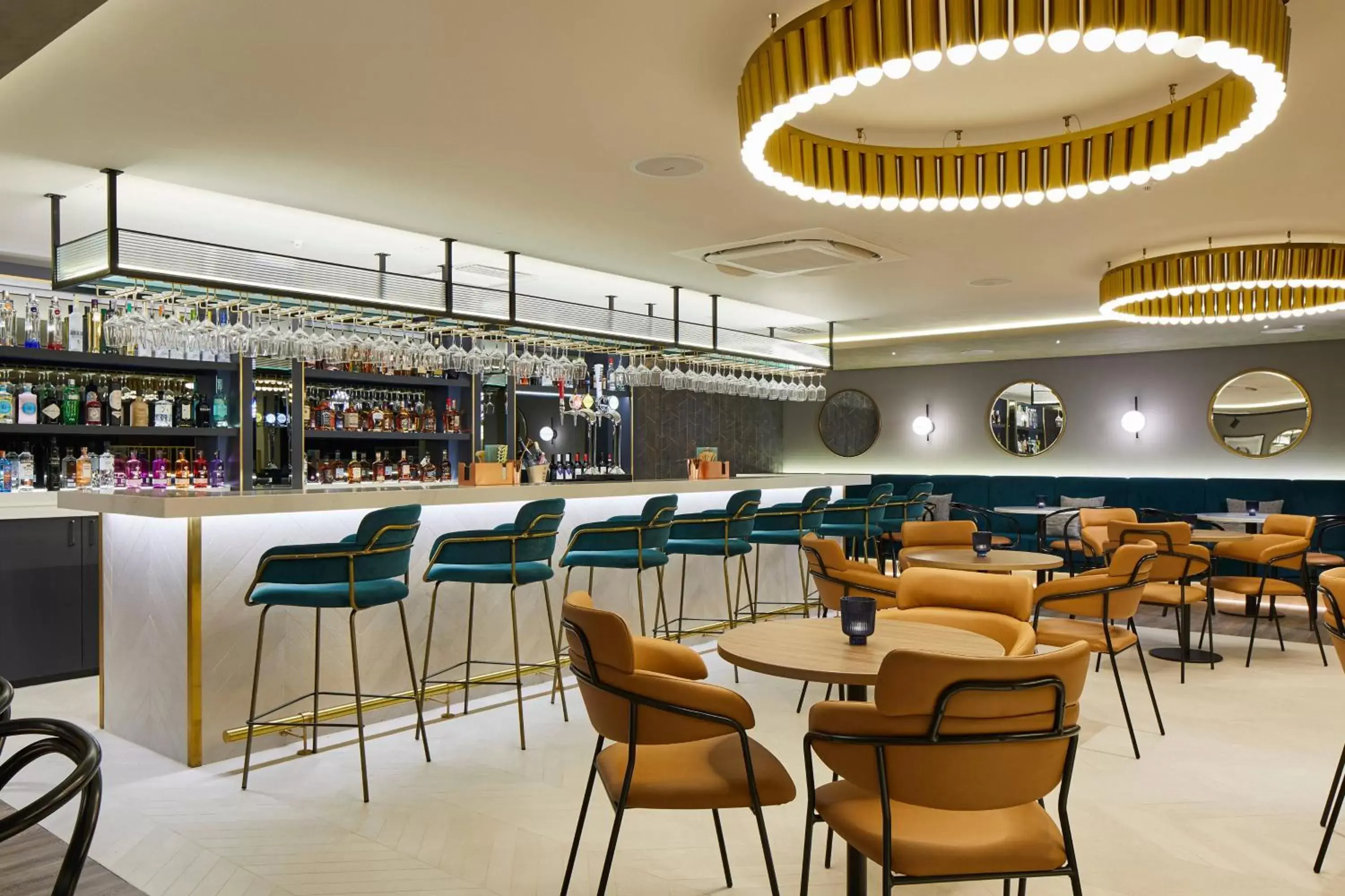 Restaurant/places to eat, Lounge/Bar in Courtyard by Marriott London Heathrow Airport