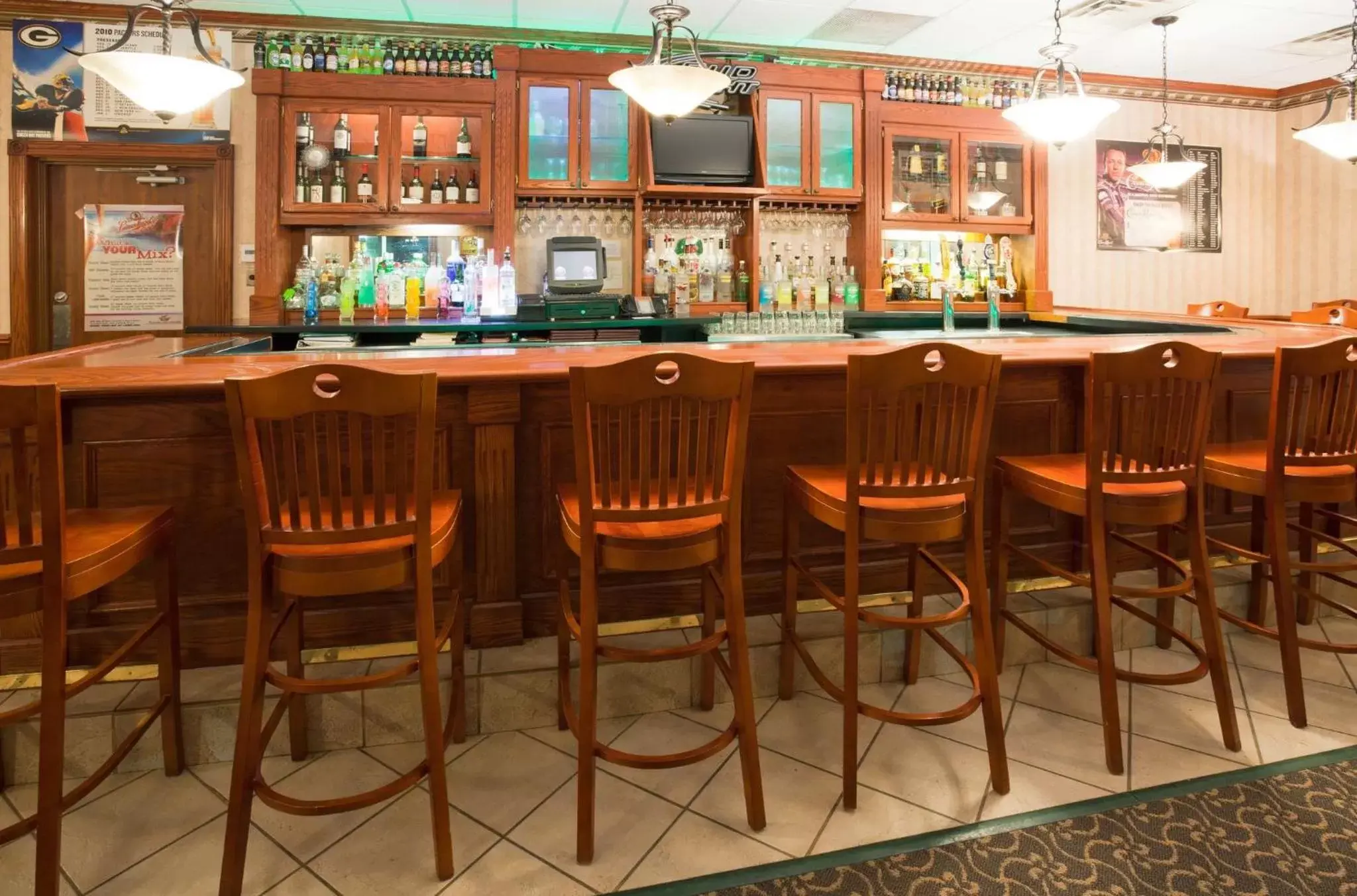 Lounge or bar in Holiday Inn Conference Center Marshfield by IHG Lounge or bar in Holiday Inn Conference Center Marshfield by IHG