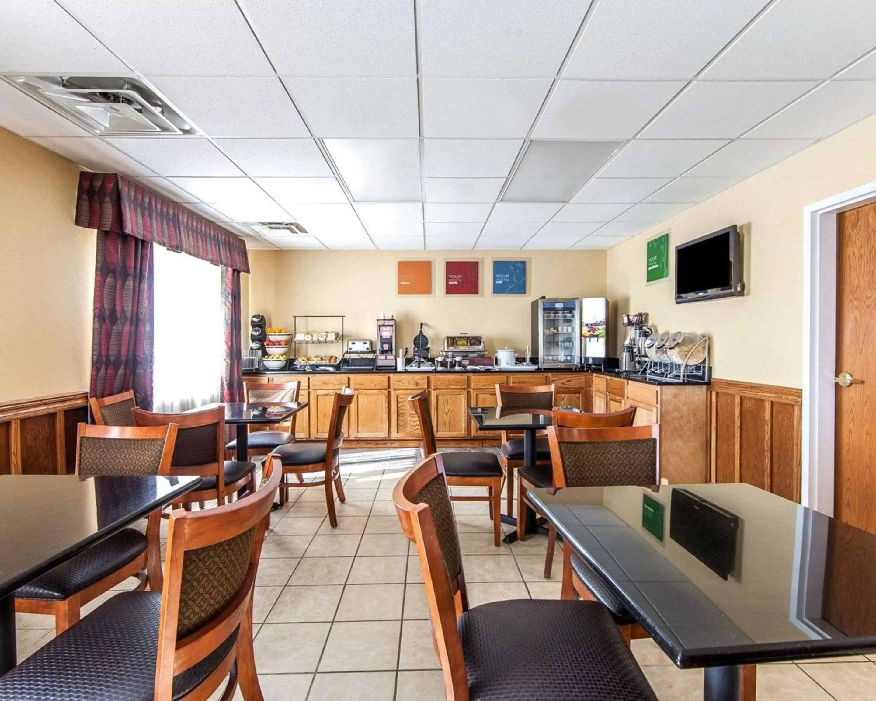 Restaurant/places to eat in Quality Inn Seaman Restaurant/places to eat in Quality Inn Seaman