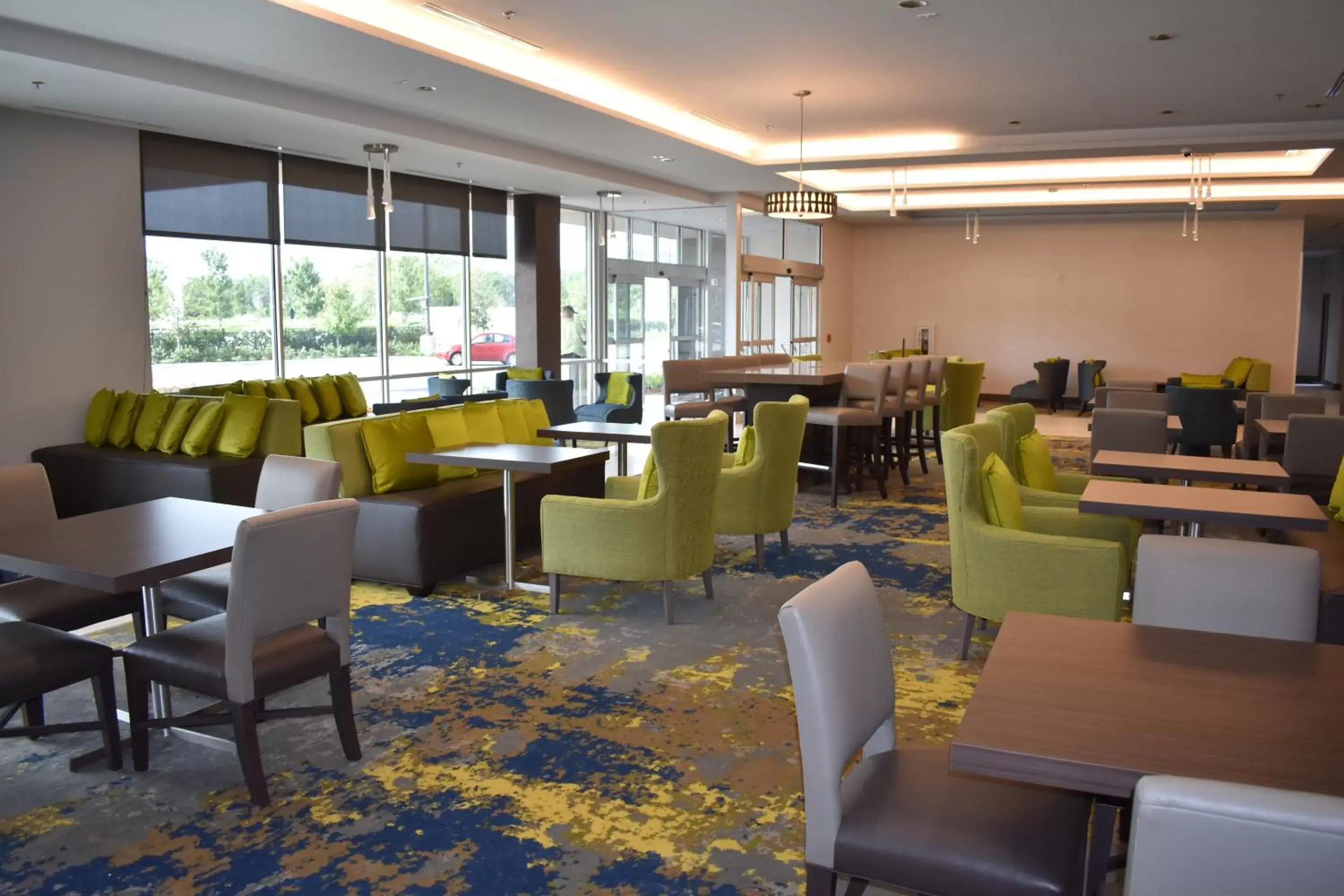 Lobby or reception, Restaurant/Places to Eat in La Quinta Inn & Suites by Wyndham Orlando I-Drive Theme Parks