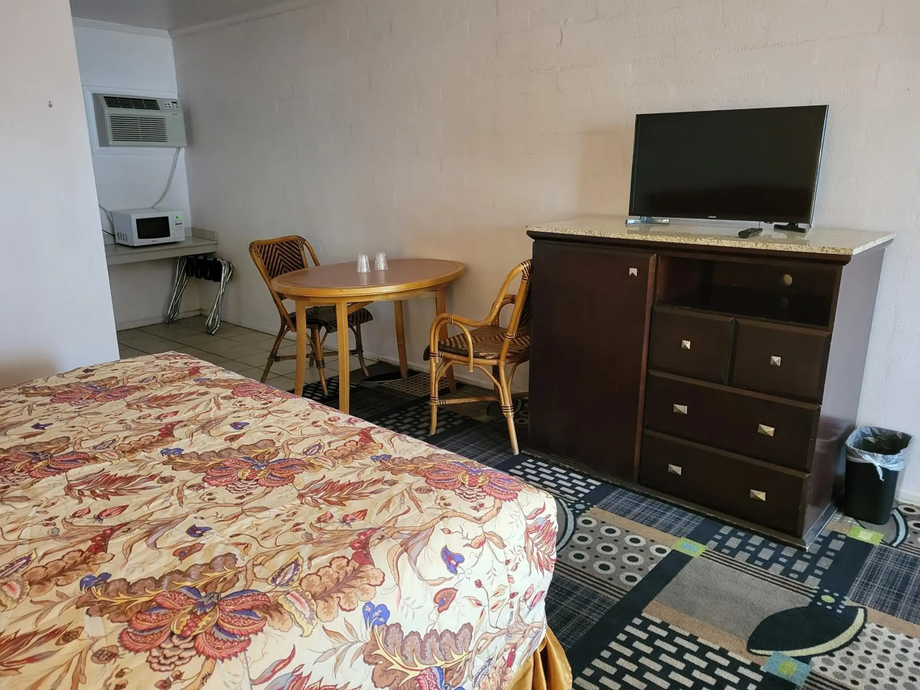 Seating area, TV/Entertainment Center in Emerald Inn & Lounge