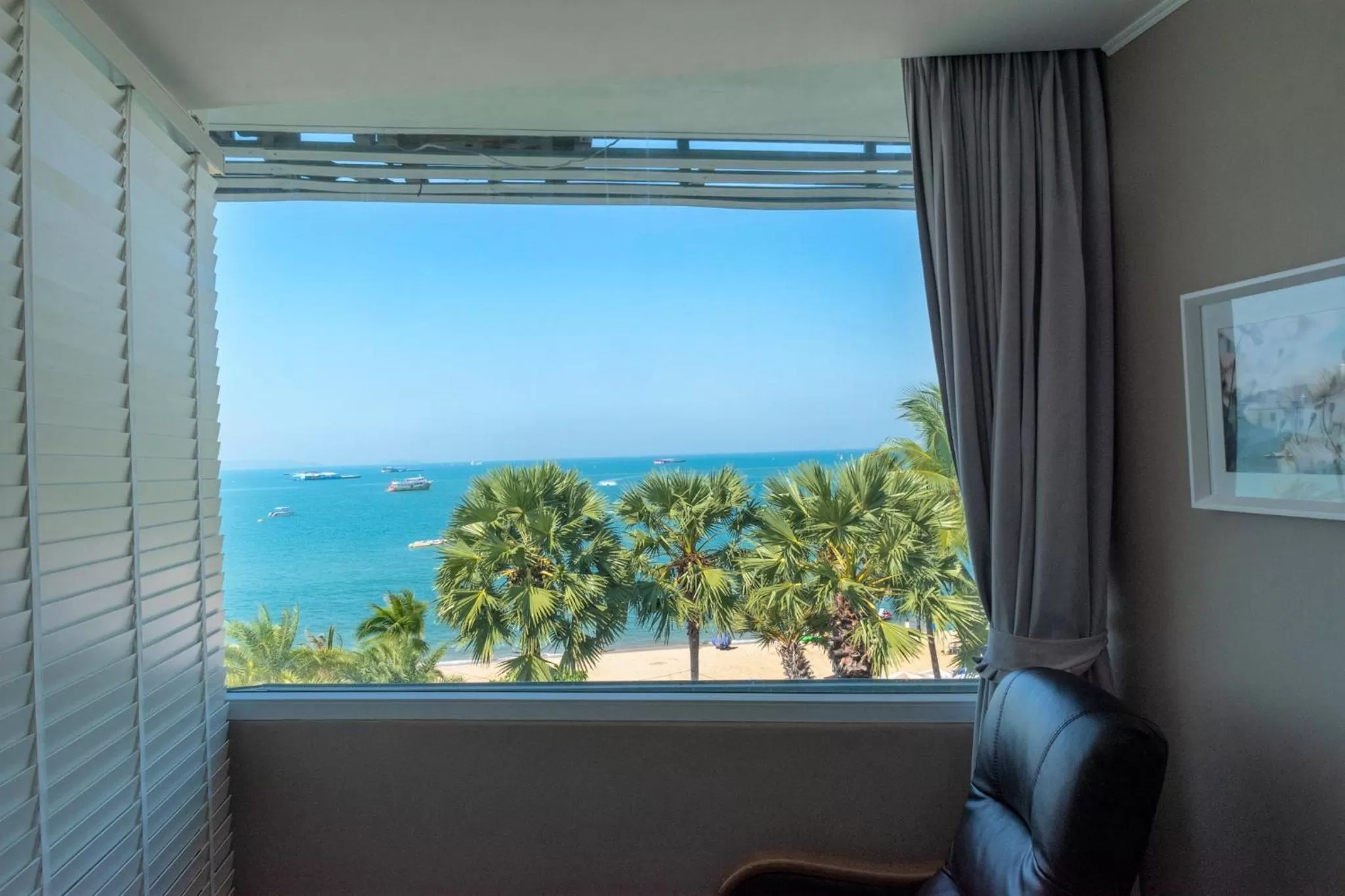 Summer in The Beach Front Resort, Pattaya