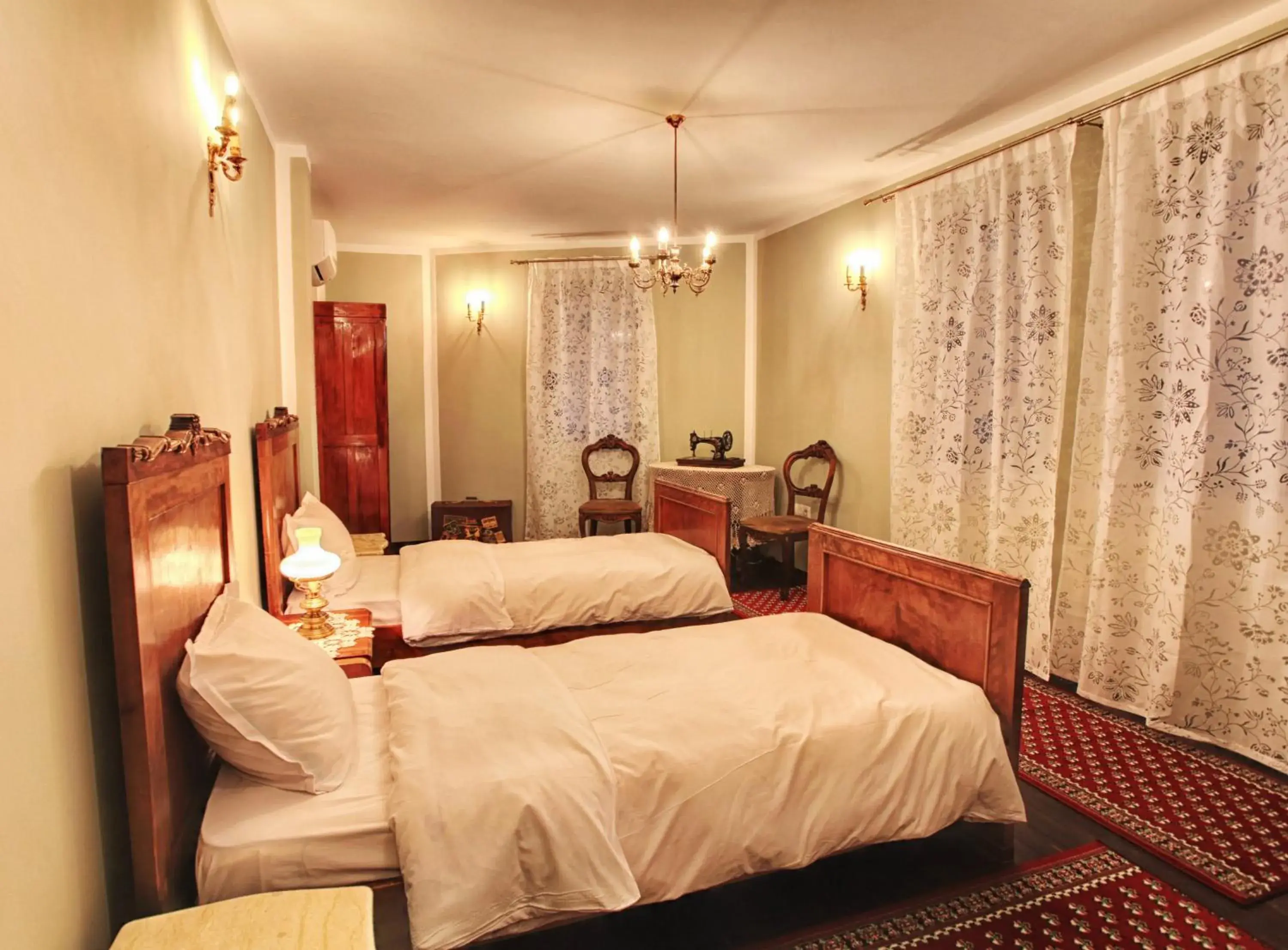 Autumn, Bed in Hotel Evmolpia