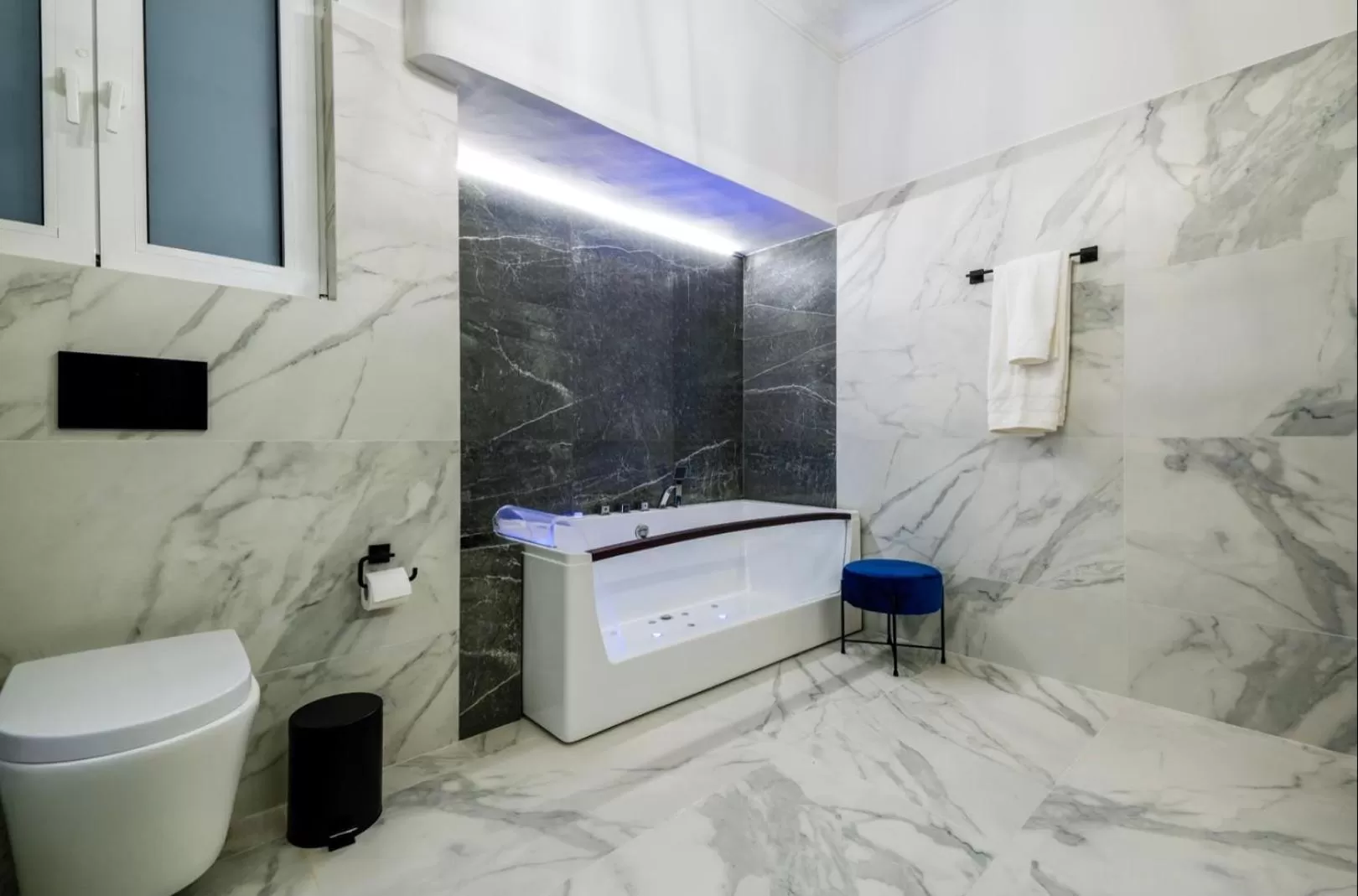 Hot Tub, Bathroom in CASA DIVINUS SUITES