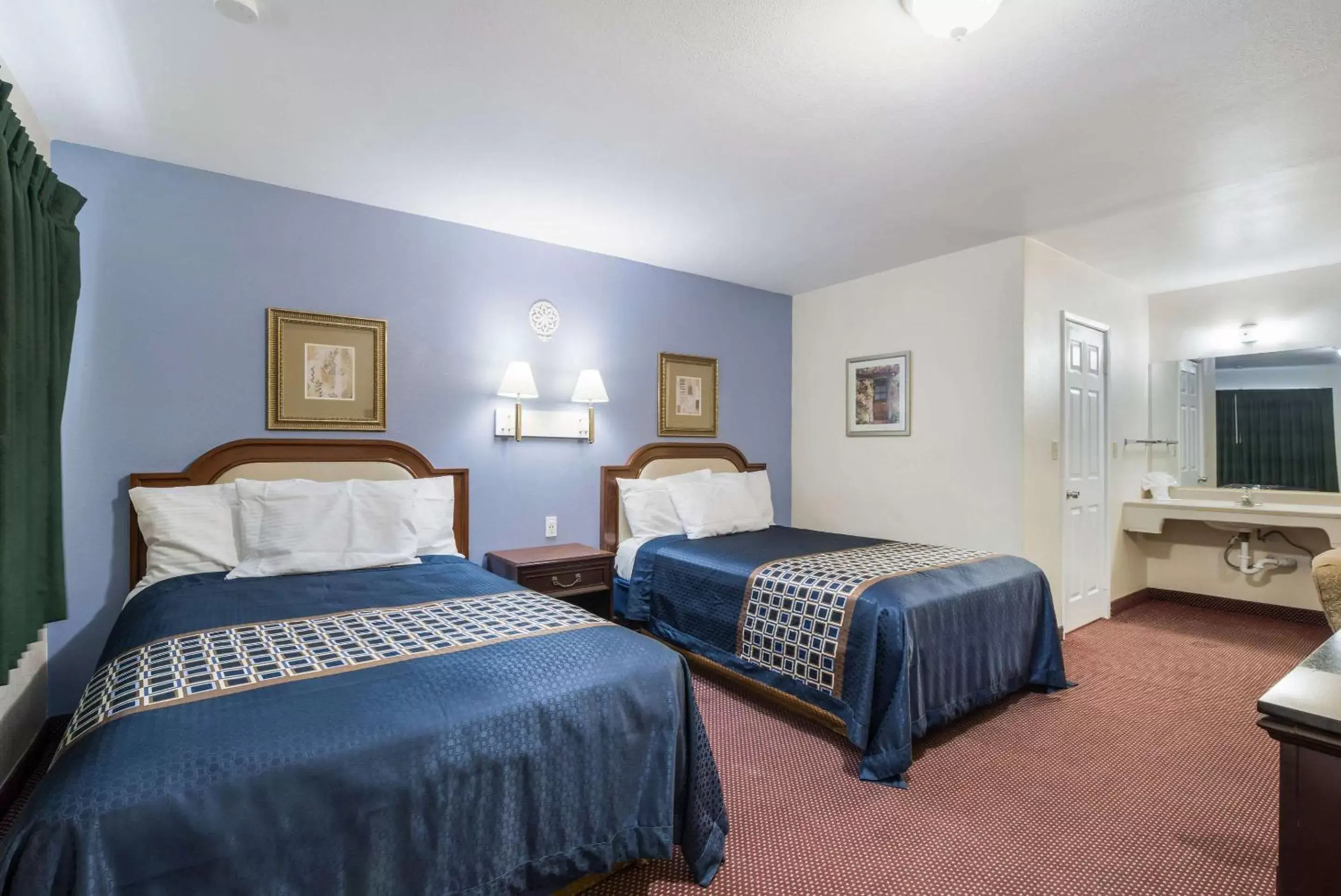 Photo of the whole room, Bed in Rodeway Inn & Suites