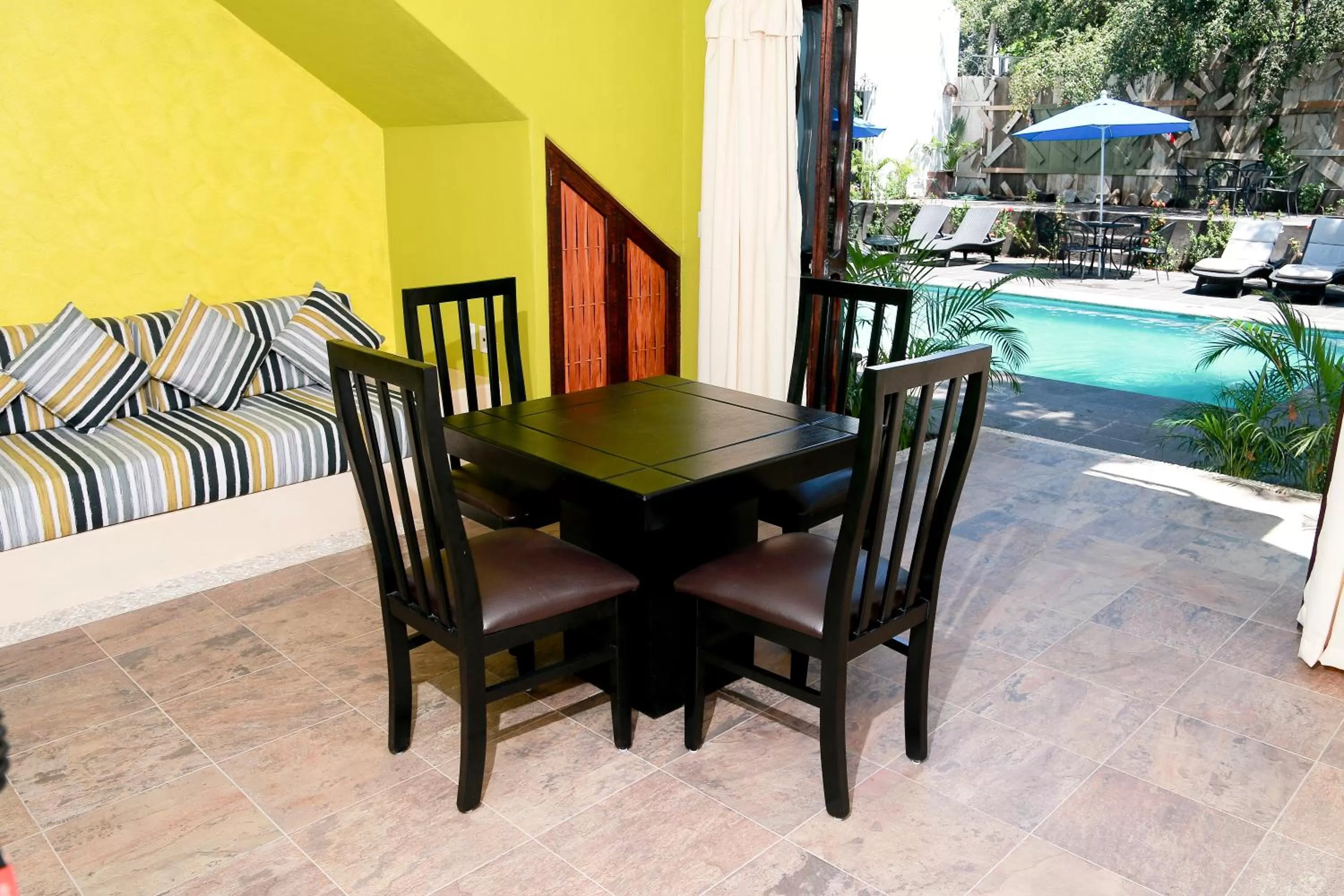 Dining area in Ceiba Studios