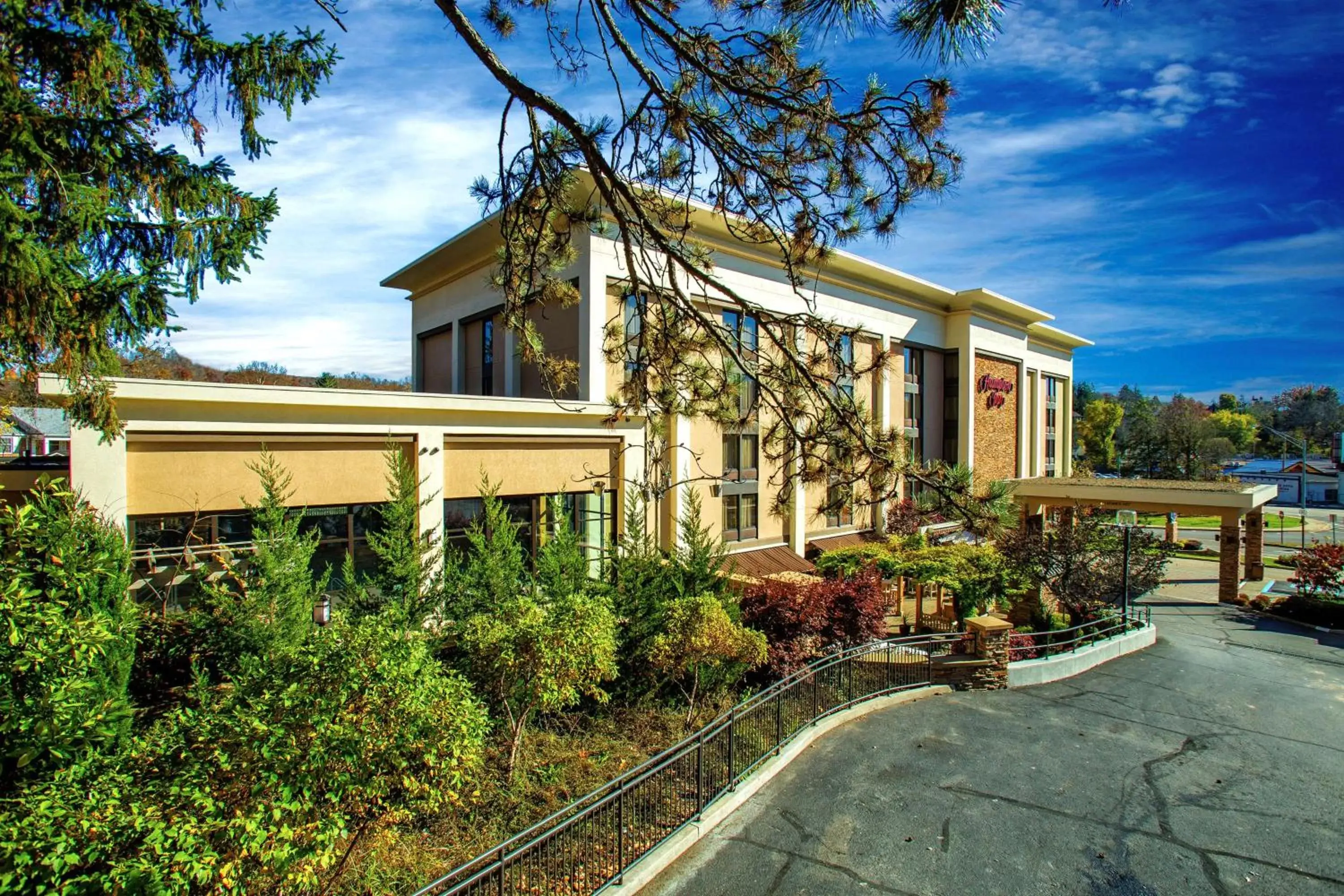 Property Building in Hampton Inn Wheeling