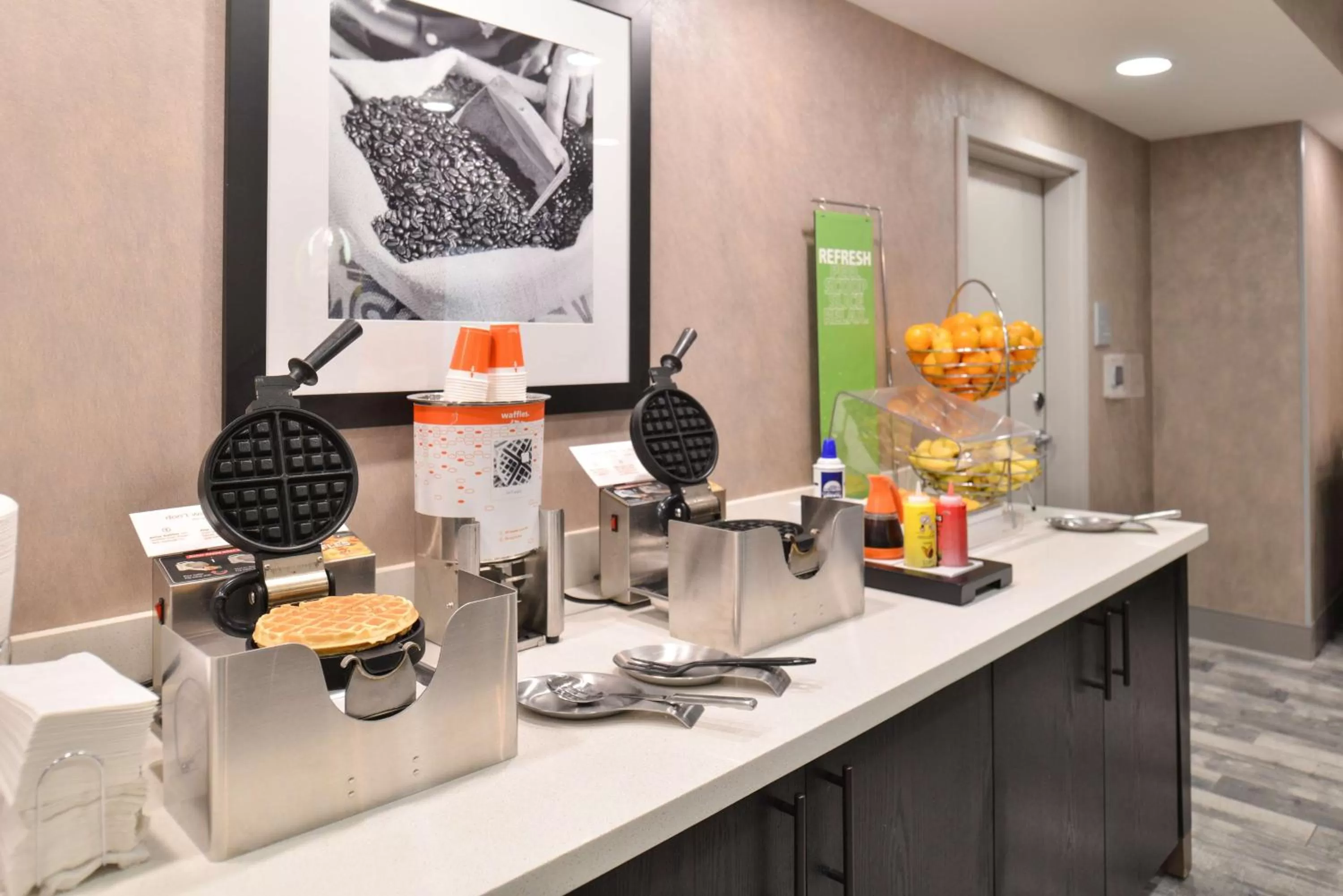 Dining area in Hampton Inn and Suites Ames, IA