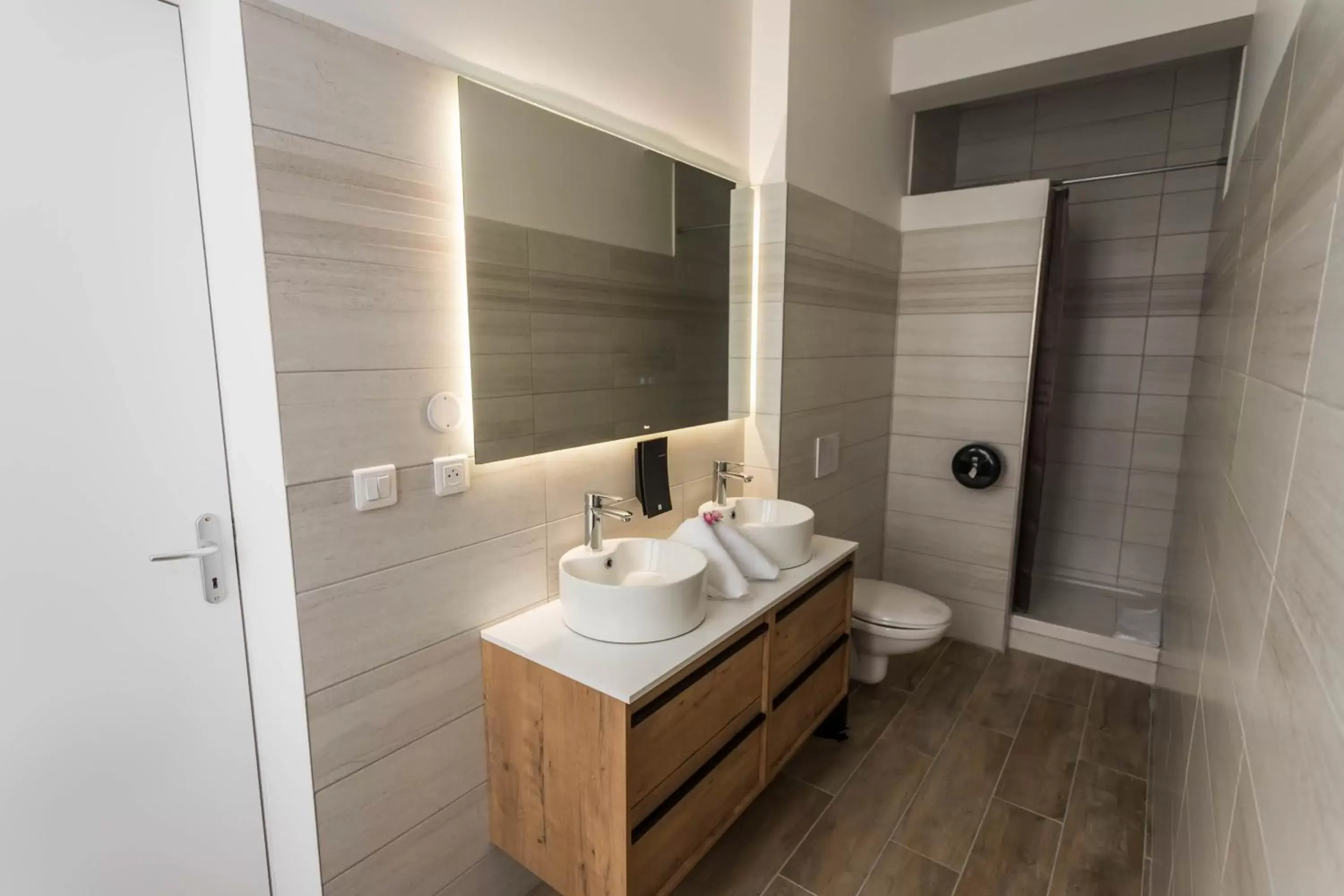 Shower, Bathroom in HOTEL restaurant CÔTE GARONNE le BALCON DES DAMES - Tonneins Marmande Agen - chambres climatisées
