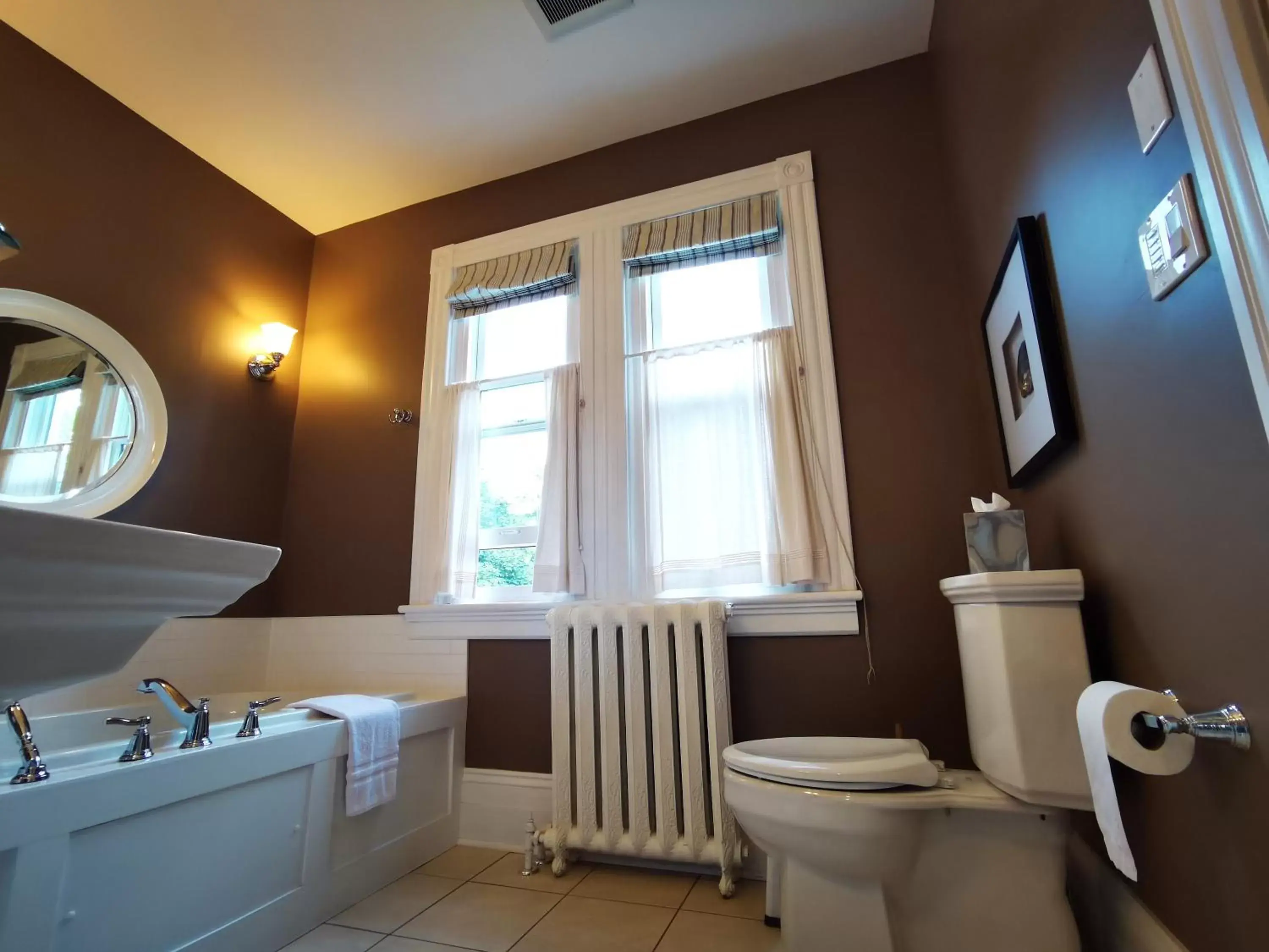 Toilet, Bathroom in No 1 Grafton Inn