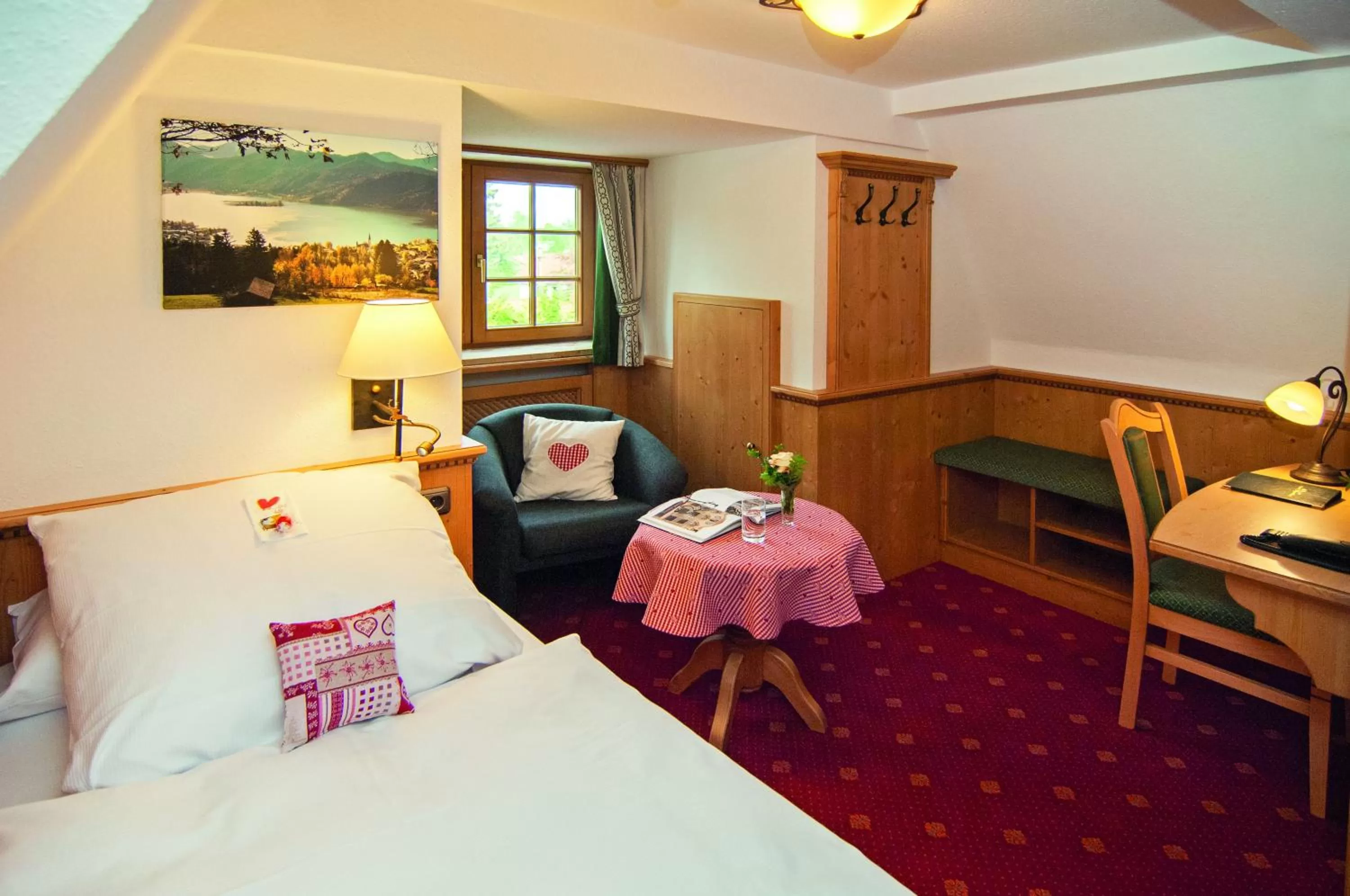 Bedroom, Bed in Hotel Alpenhof - ruhige Wohlfühloase zwischen München, dem Fünf-Seenland und den Bergen, in S-Bahnnähe