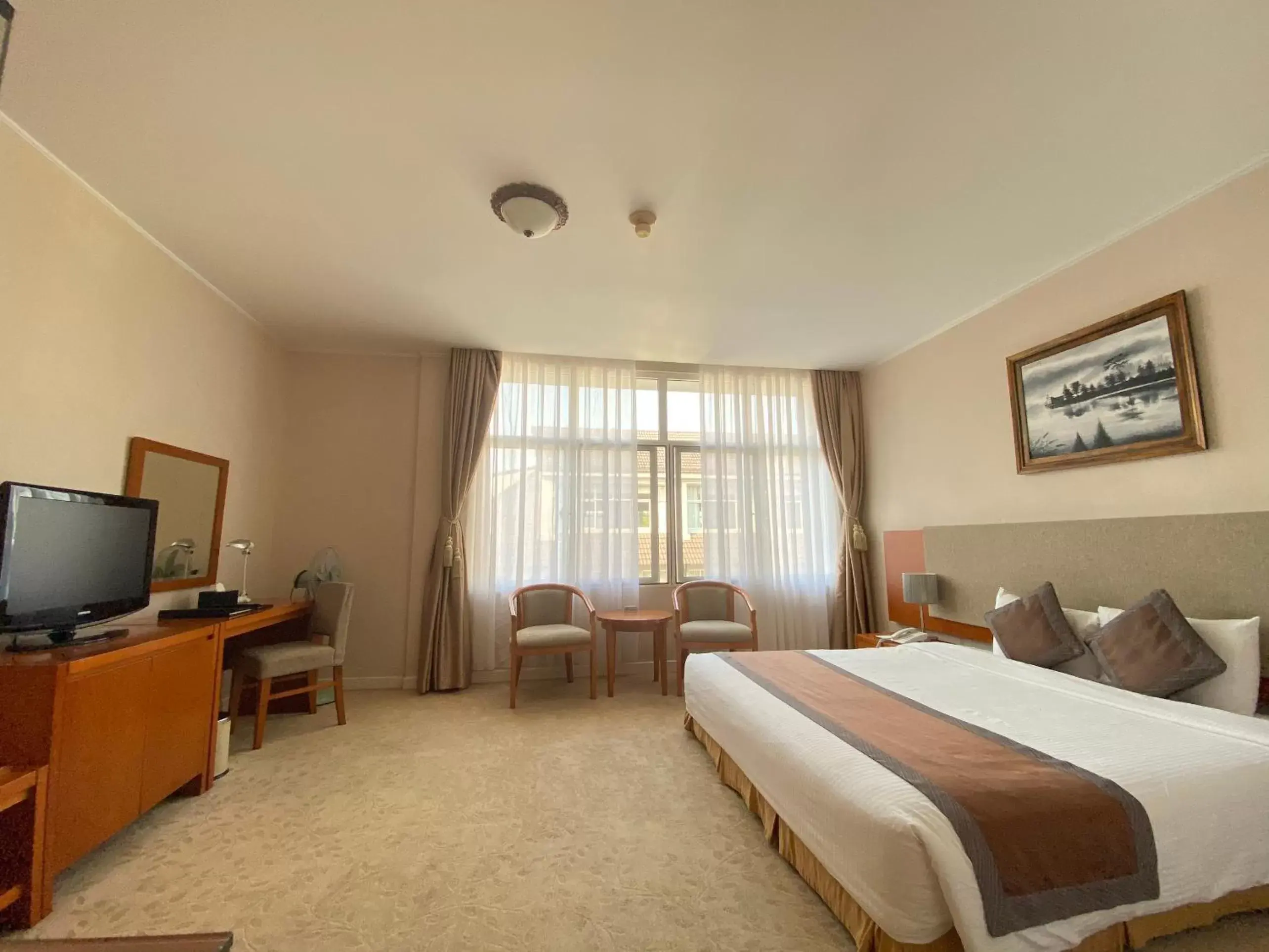 Bed, TV/Entertainment Center in Muong Thanh Holiday Da Lat Hotel