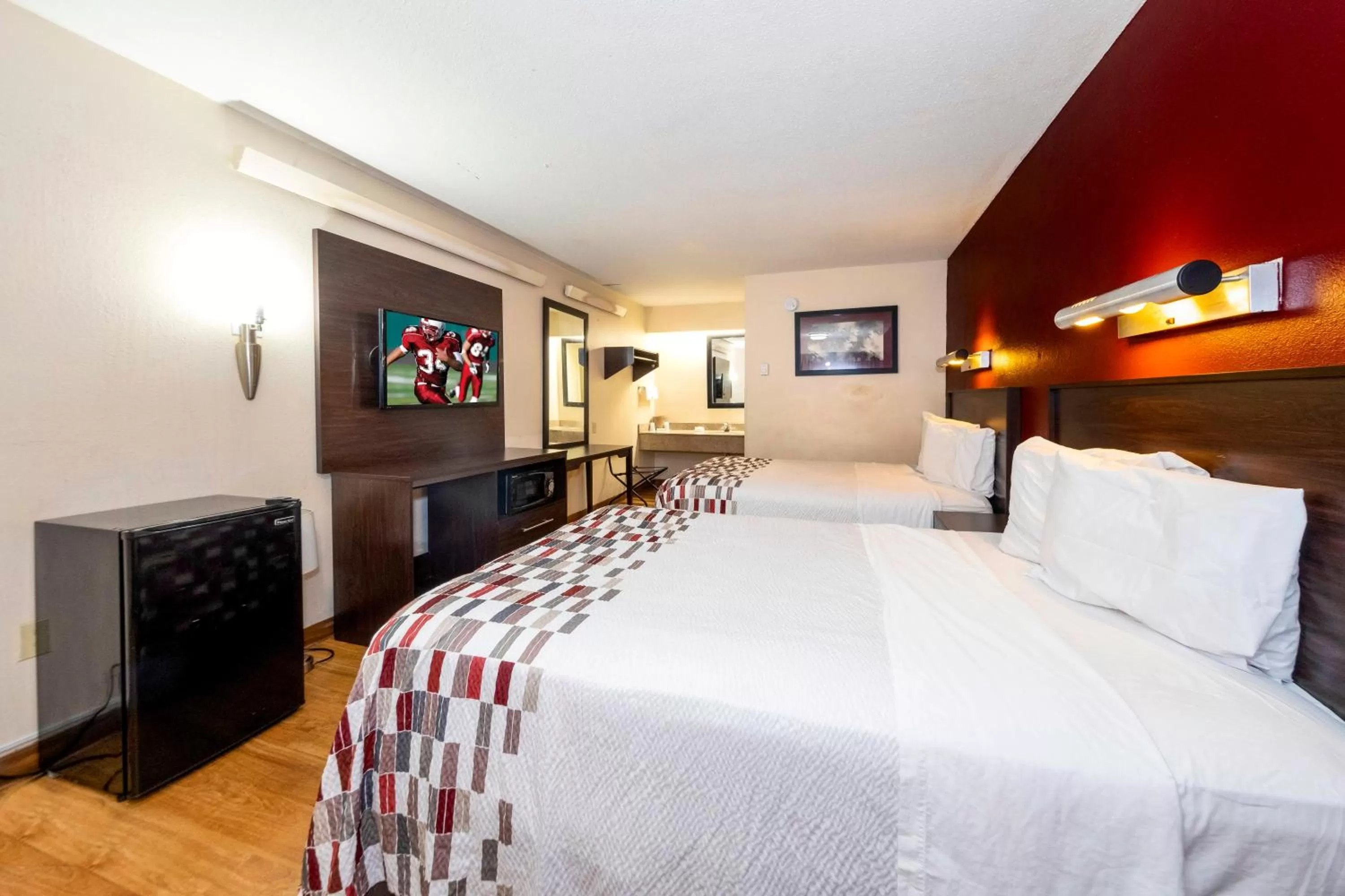 Photo of the whole room, Bed in Red Roof Inn Chicago - Lansing