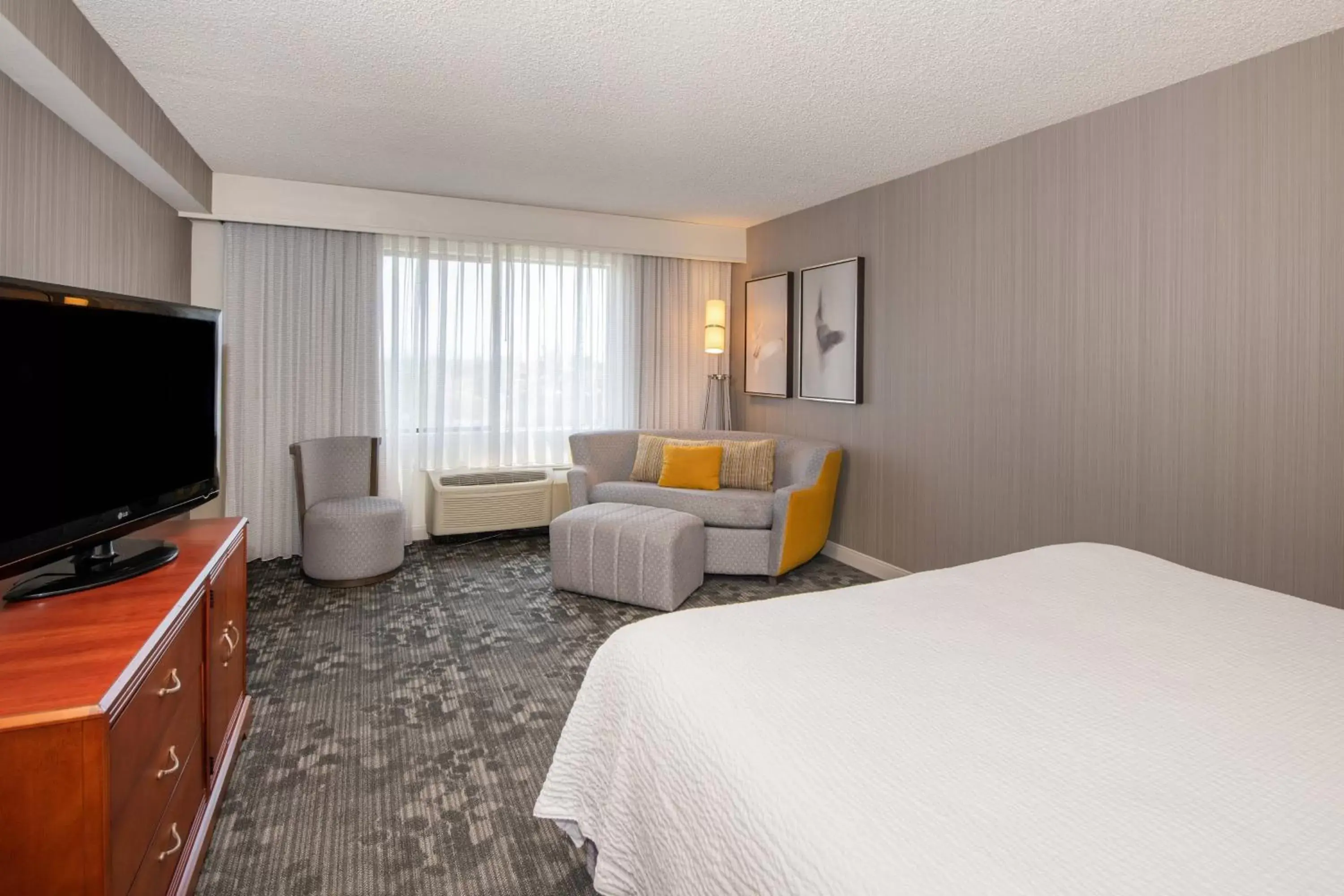 Bedroom, TV/Entertainment Center in Courtyard by Marriott Newark Silicon Valley