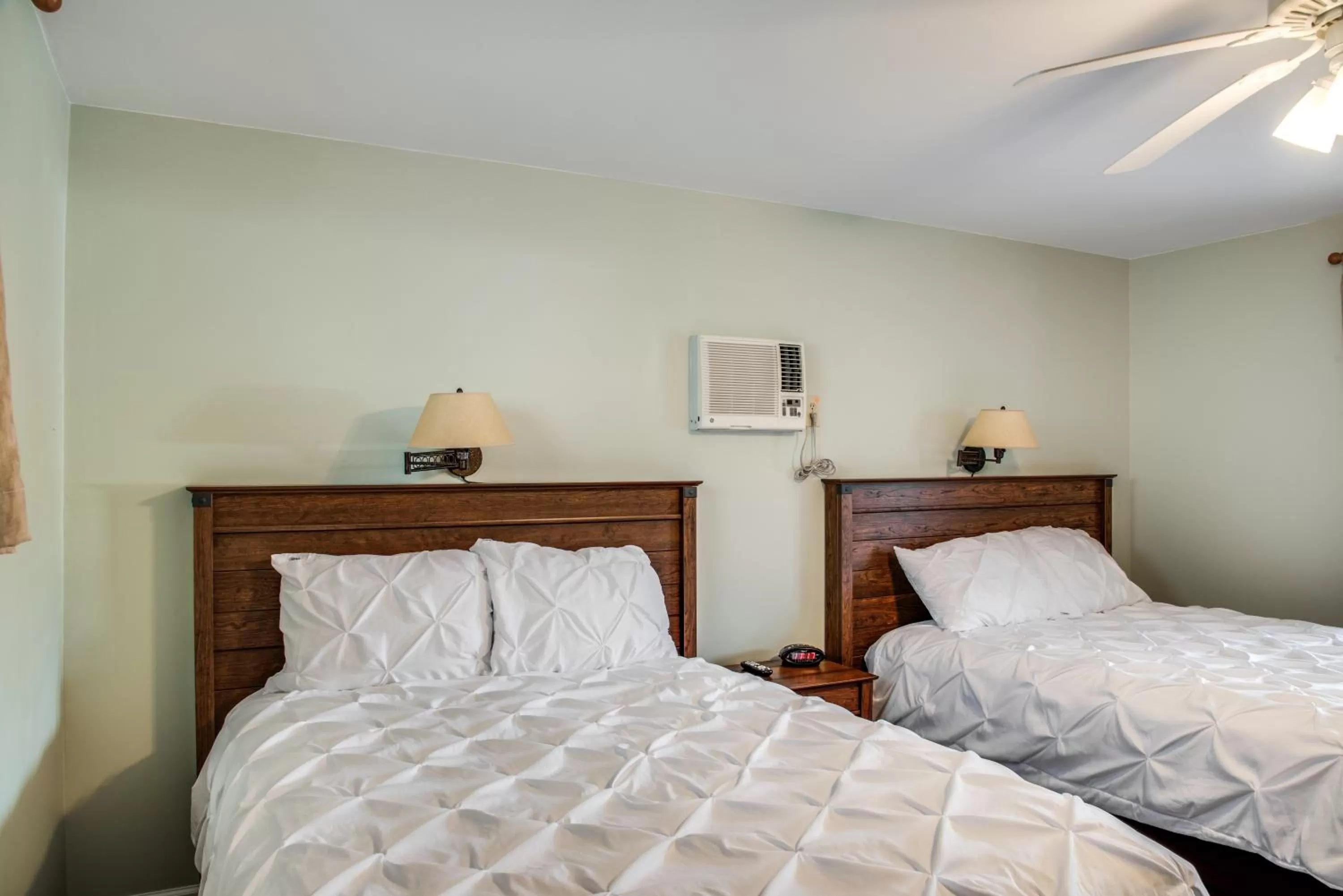 Bed in Boxwood Lodge Blowing Rock near Boone-University