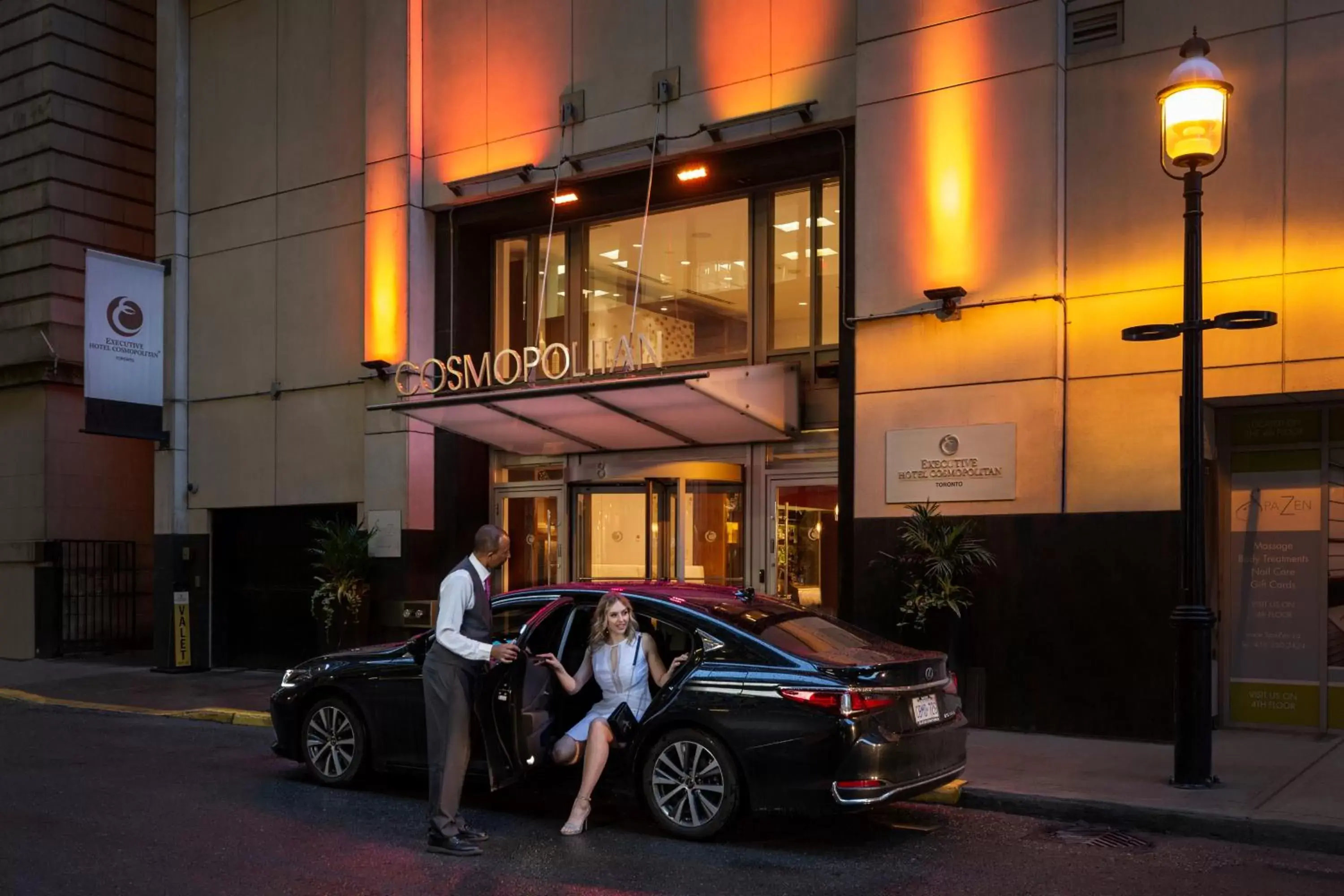 Facade/entrance in Executive Hotel Cosmopolitan Toronto