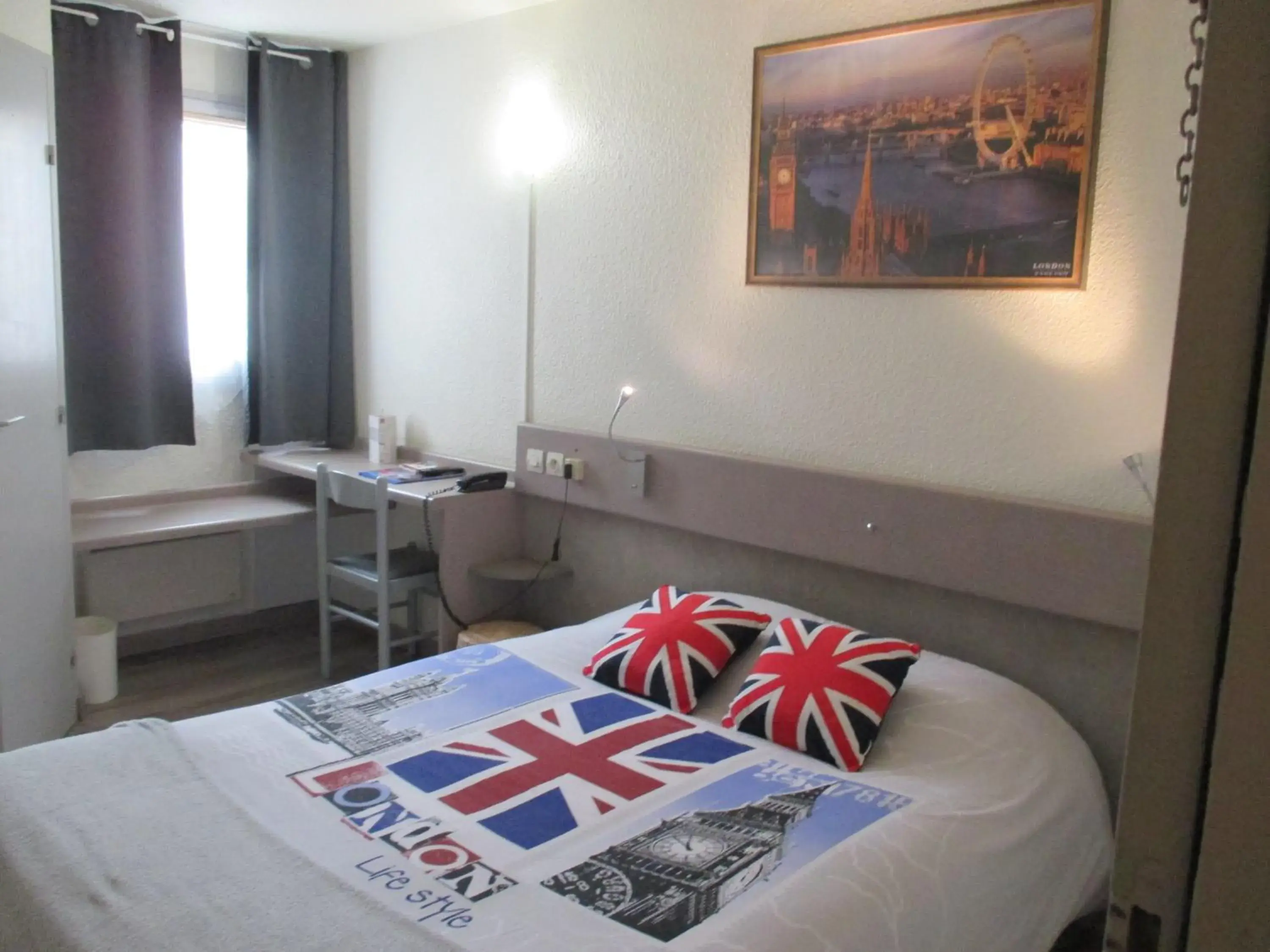 Photo of the whole room, Bed in Contact Hôtel Come Inn