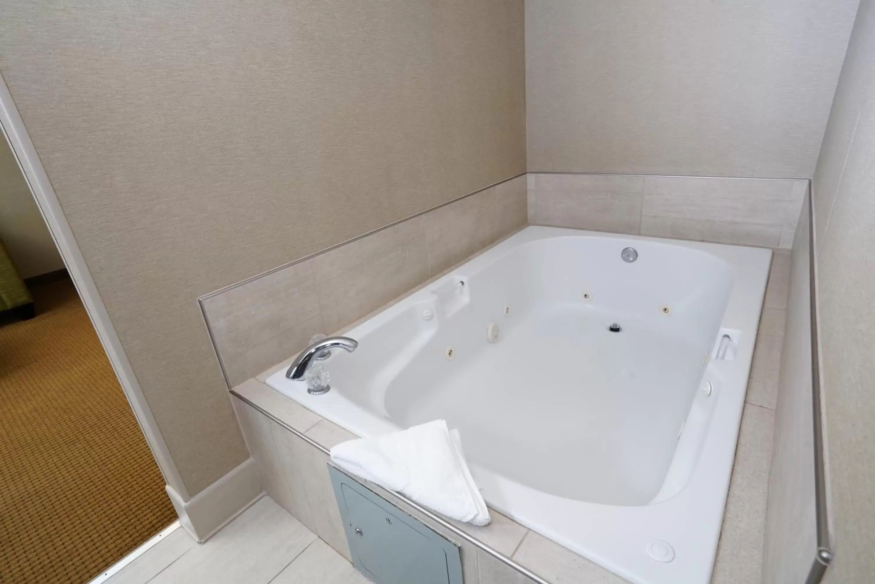 Bathroom in Creekside Hotel & Suites