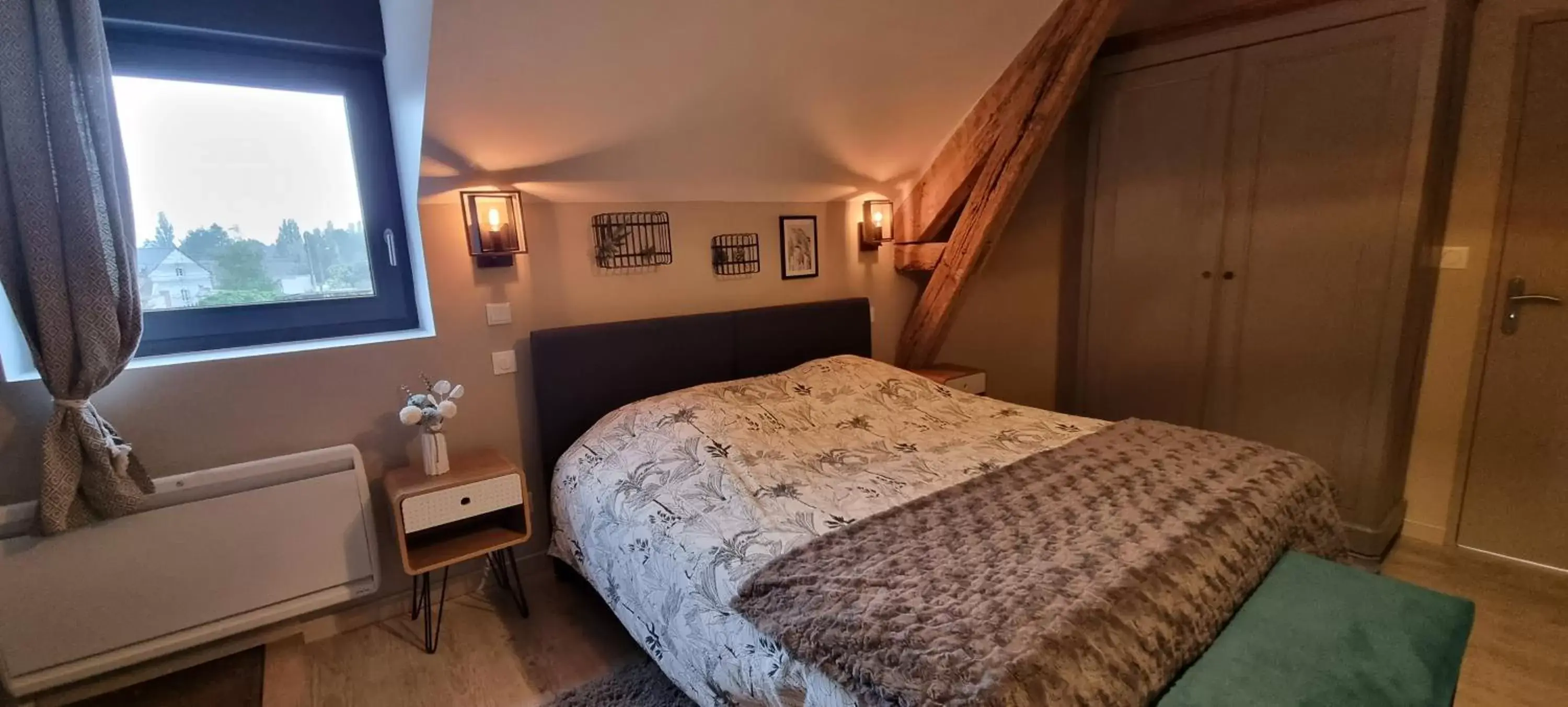 Bedroom, Bed in Au Nid des Champs, Agréable chambre d'hôtes avec jacuzzi sur demande, proche de Chartres