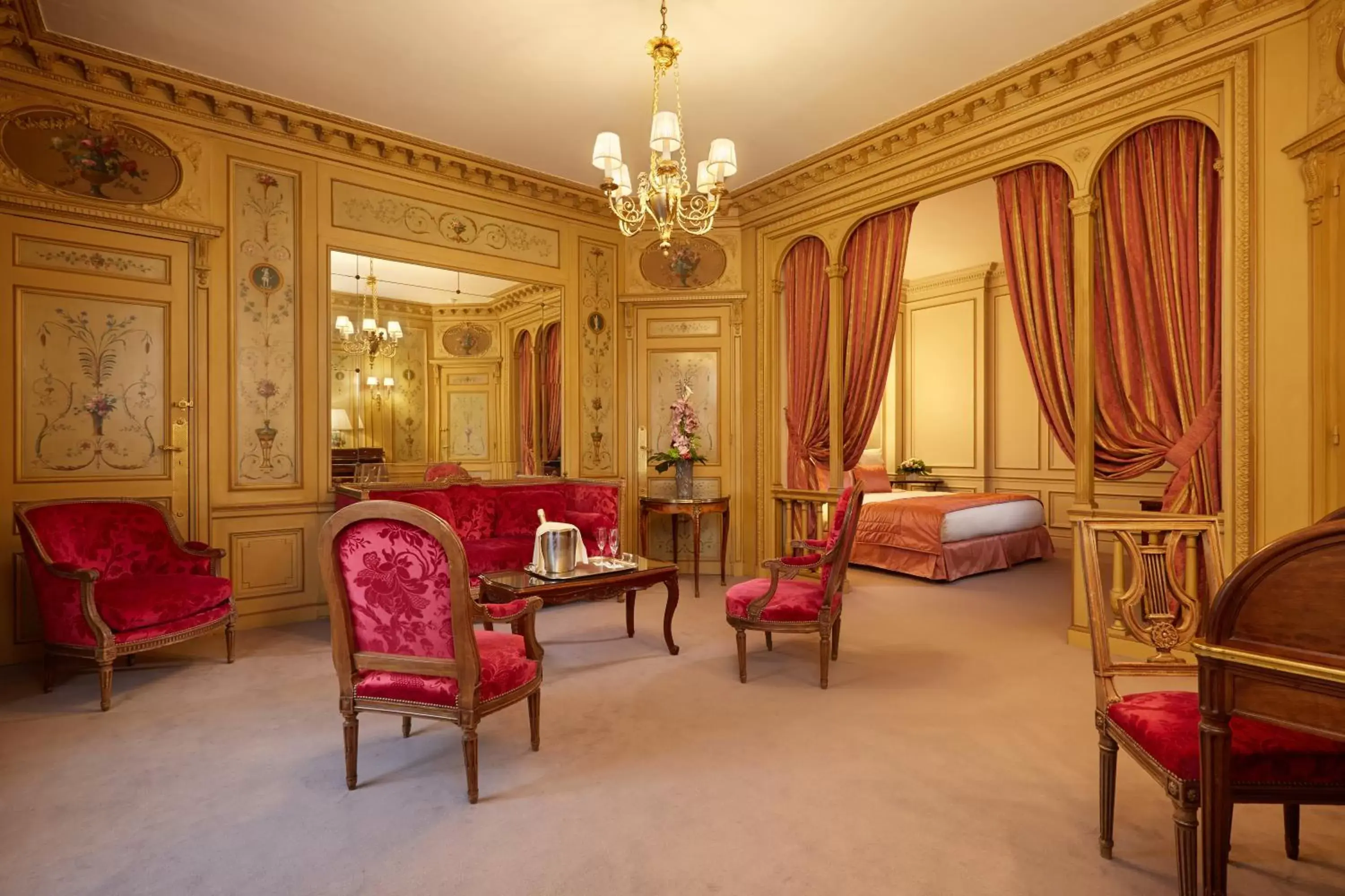 Photo of the whole room in Hôtel Raphael