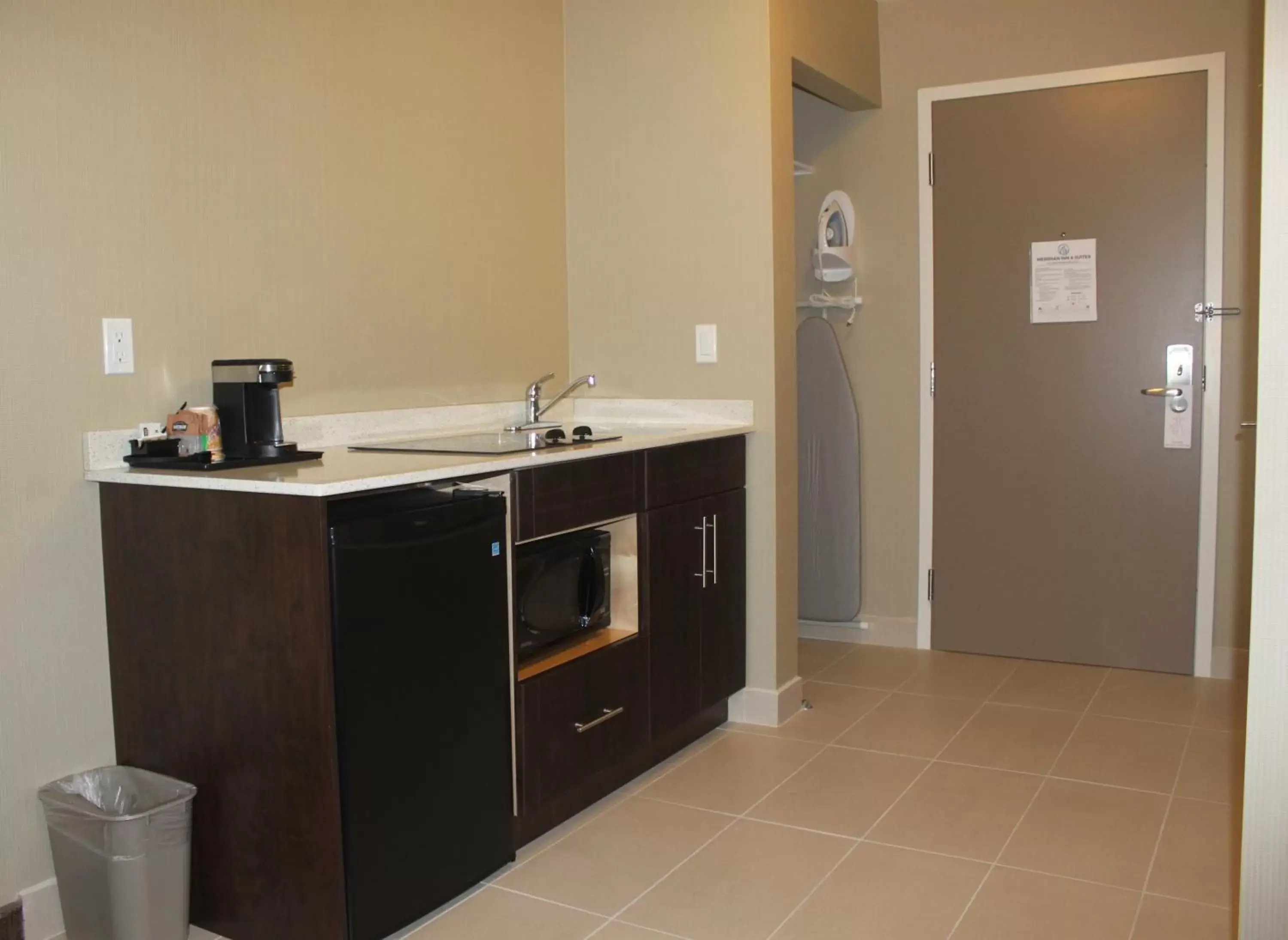 Coffee/tea facilities, Kitchen/Kitchenette in Meridian Inn & Suites Lloydminster